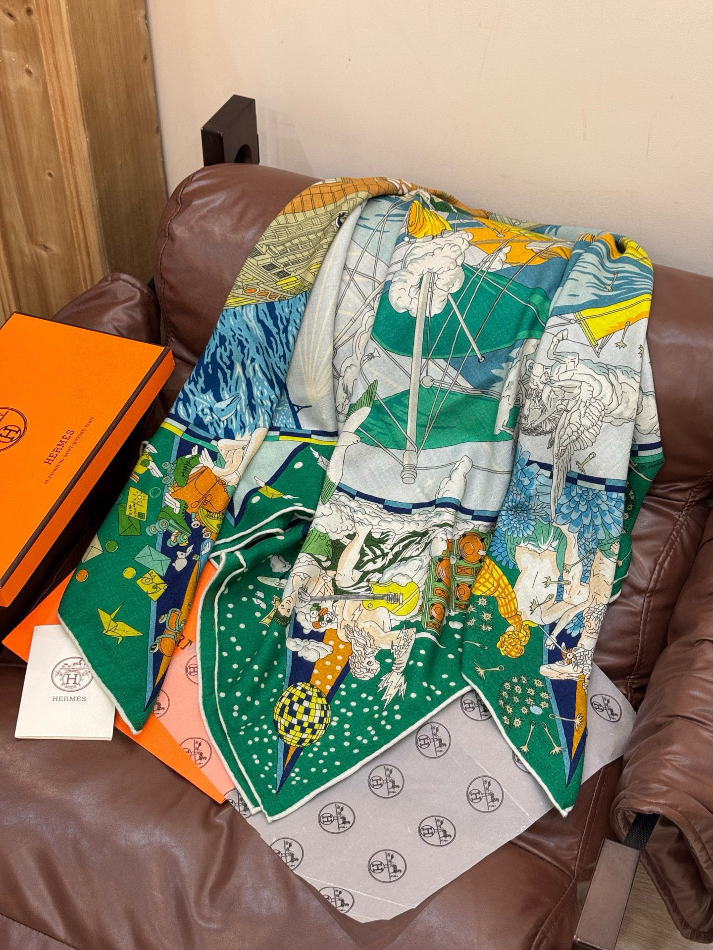 “全速前进”140双面丝绒披肩手工卷边丝毛方巾（30%桑蚕丝70%羊绒）这款经典单品展现强大而迷人的女性