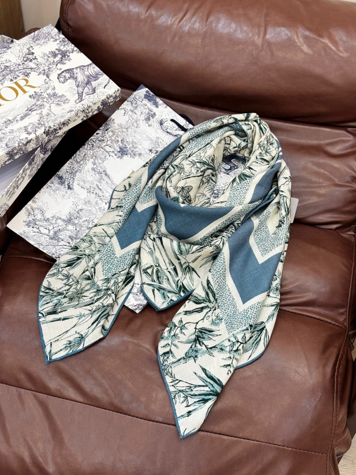 Dior 140丝绒双面同色印花披肩140 厘米丝绒面料多色 Millefiori 图案这款披肩饰以多色