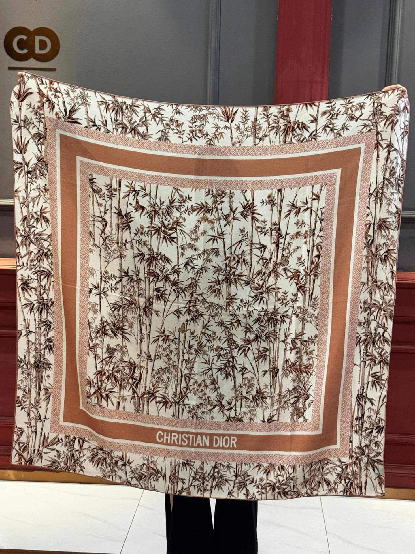 Dior 140丝绒双面同色印花披肩140 厘米丝绒面料多色 Millefiori 图案这款披肩饰以多色