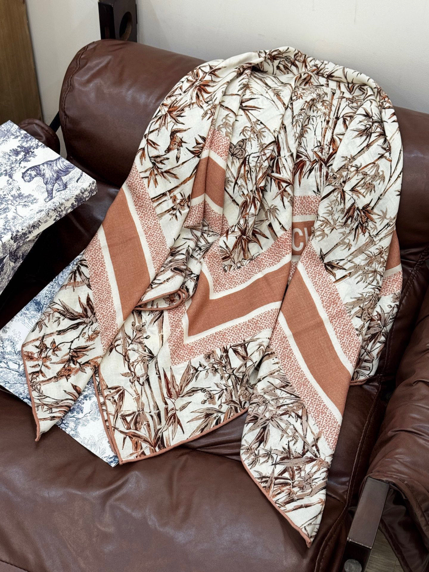 Dior 140丝绒双面同色印花披肩140 厘米丝绒面料多色 Millefiori 图案这款披肩饰以多色