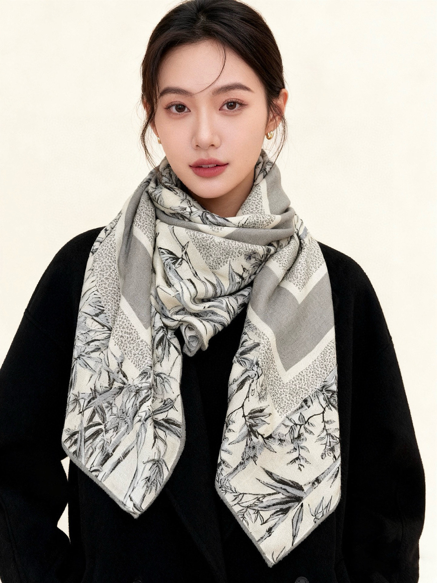 Dior 140丝绒双面同色印花披肩140 厘米丝绒面料多色 Millefiori 图案这款披肩饰以多色