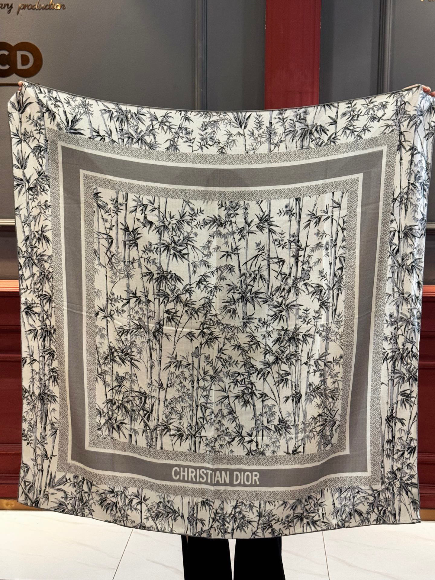 Dior 140丝绒双面同色印花披肩140 厘米丝绒面料多色 Millefiori 图案这款披肩饰以多色