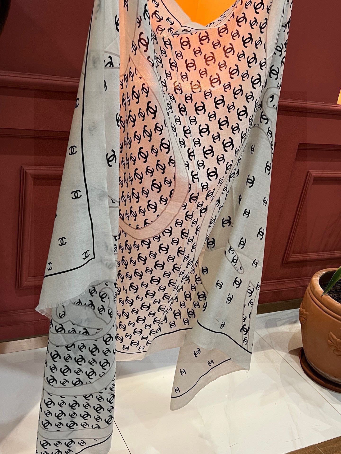 P190 羊绒新款💞 新❤小香【山茶花长围巾】~超级抬气色!高级女人味!羊绒围巾也能这么美!!!这款双面花卉羊绒围巾真的好高级!香奶奶家招牌的花卉花色搭配服饰很显品味!!招牌山茶花与双C字母元素的新融合,奢华优雅感,薄薄的羊绒手感,印花的设计真的很赞!春夏搭配白衬衫更是又气质又时髦,秋冬搭配大衣超级显品味,懂得搭配的姐妹一定要入手!!柔软软糯顺滑!赋予了围巾非常容易造型,非常重磅奢华的设计,上身却别样衬得人高贵气质!简单的打底配此款围巾,简单的搭配却给人非常舒适有品味的大牌感…推荐!!尺寸规格:100*200cm羊绒长巾