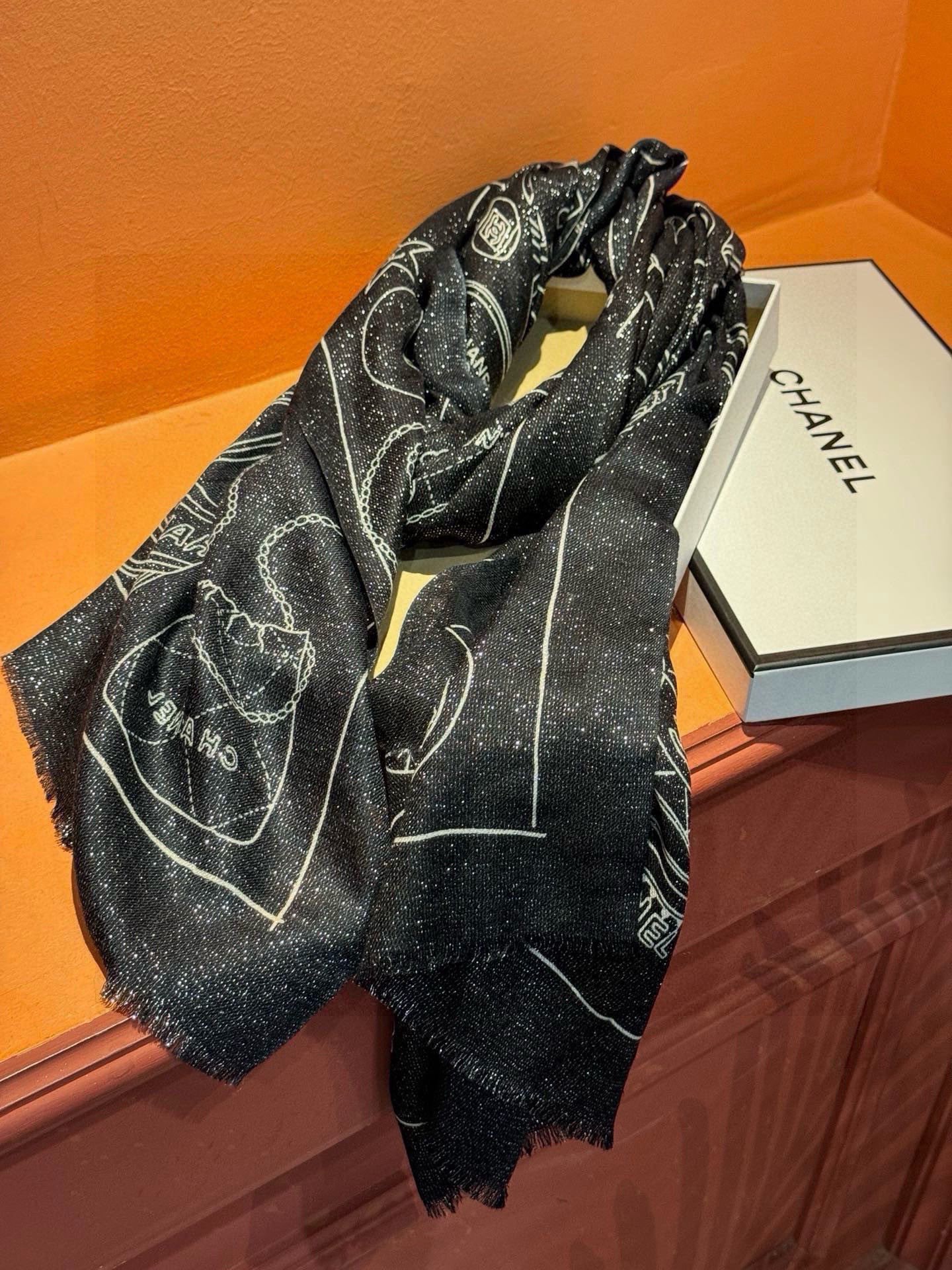 P215 新款💖💖💃🏻💃🏻小香【会发光发亮的小香鞋包羊绒长巾】‼️抢‼️VIP推荐 ‼️👍下手一定要快【高端 大爱 ‼️纯羊绒 婴儿触感舒服到飞❤️女人尤物 货极少 四季都可以用‼️真心美的让人非常非常心动 上身效果简直美翻了 品质非常完美👍‼️ 整个围巾给人大牌气场的同时又非常精致秀丽💟绝对值得入手的新款💟‼️ 实物一拿到就会庆幸自己是女人的绝美好货😂 值得品鉴‼️完美气质品味Ditails首选👍VIP们 上‼️🌟尺寸:110*200