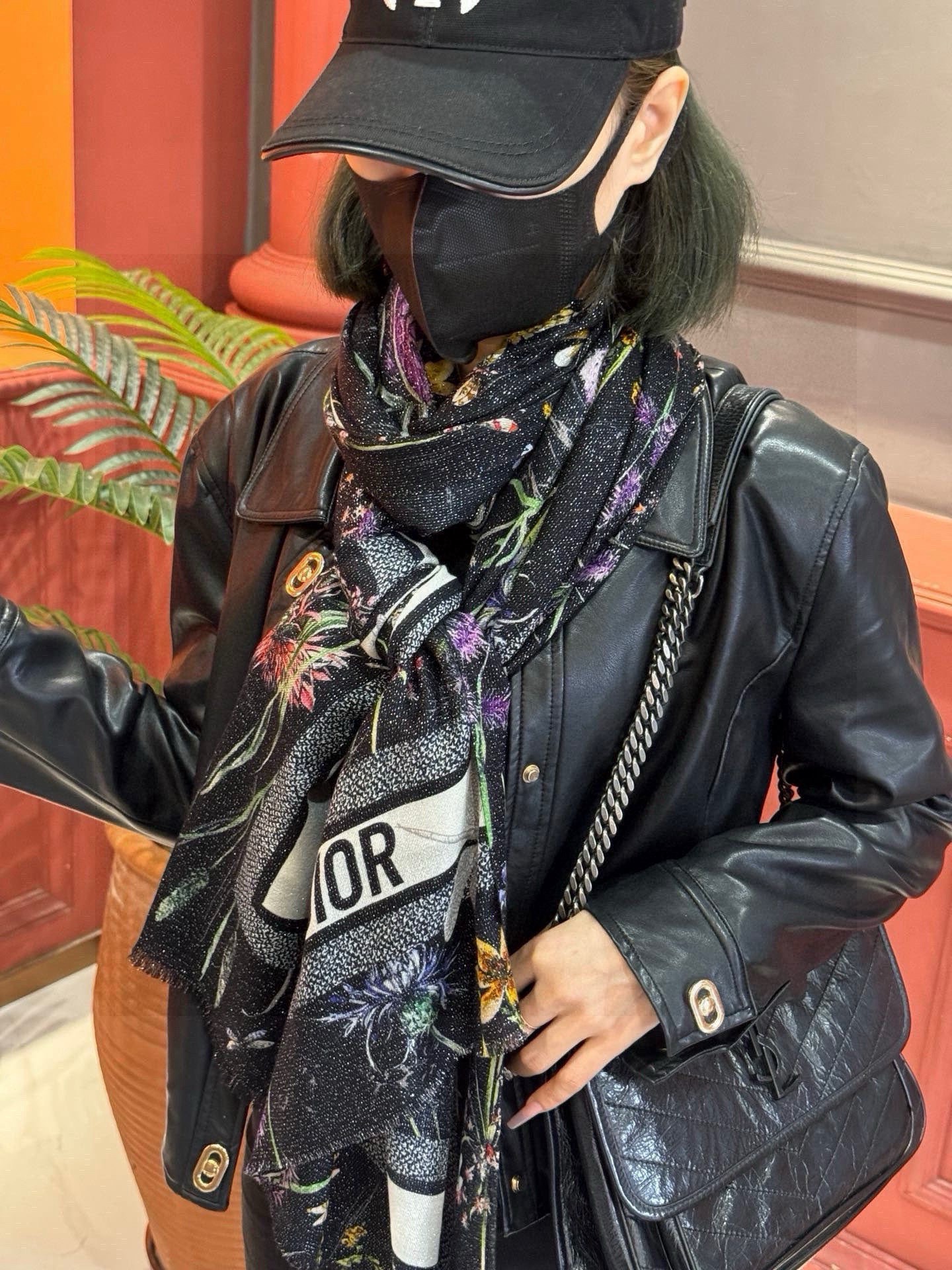 P215(会发光发亮的围巾)💃🏻💃🏻D家【D太阳女神银丝长巾】‼️抢‼️VIP推荐 ‼️👍下手一定要快【高端 大爱 ‼️羊绒➕银丝 婴儿触感舒服到飞❤️女人尤物 货极少 四季都可以用‼️真心美的让人非常非常心动 上身效果简直美翻了 品质非常完美👍‼️ 整个围巾给人大牌气场的同时又非常精致秀丽💟绝对值得入手的新款💟‼️ 实物一拿到就会庆幸自己是女人的绝美好货😂 值得品鉴‼️完美气质品味Ditails首选👍VIP们 上‼️🌟尺寸:100*200