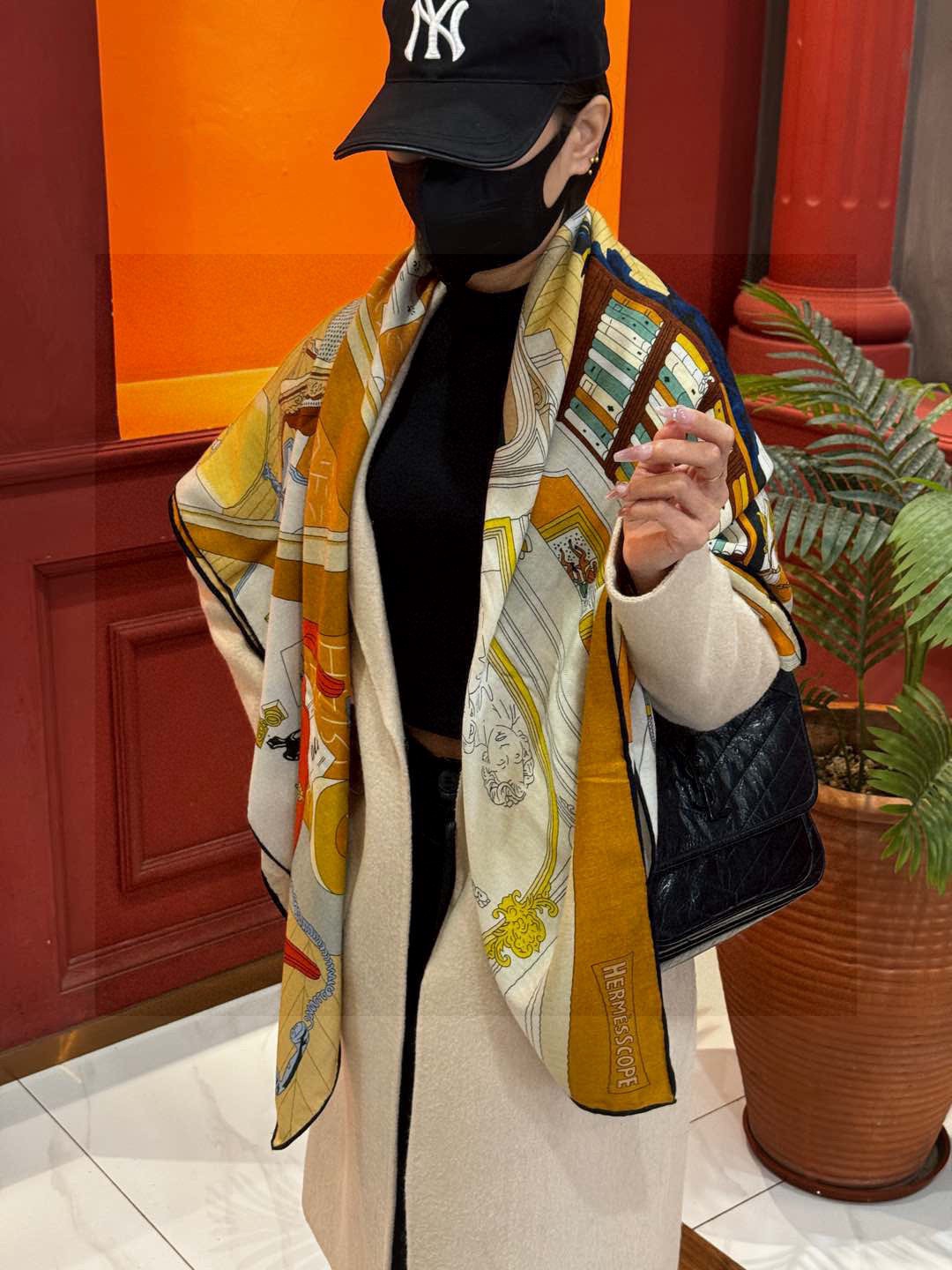 P225 💟上新💞｛24号之谜｝羊绒大方巾[双面同色140]手工卷边
H家是创意和作品故事的无限源泉，每季皆推出全新设计和色彩组合，不断与时俱进。
这款爱马仕点睛配饰可以多种方式佩戴，与任何服饰皆搭配得宜。无论系绕颈间，或作为上衣、腰带及头巾佩戴，皆赏心悦目。
尺寸：140x140厘米 | 70羊绒+30真丝，由于这款方巾采用手工卷边，与标示的尺寸或会略有不同。