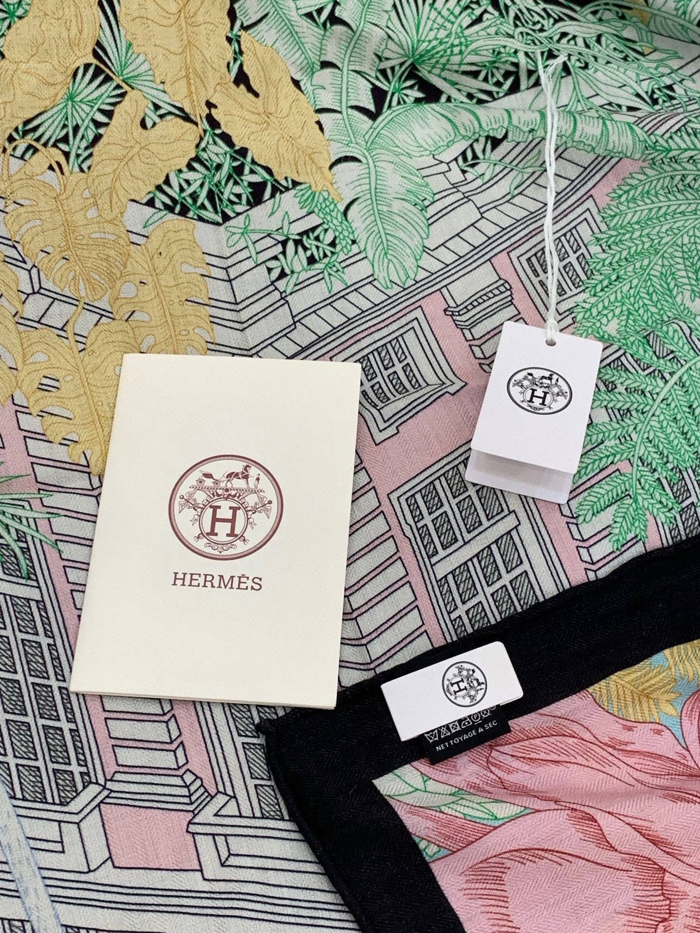 P225 重磅推荐的140顶级丝绒双面异色披肩《回归自然》
披肩尺寸:140*140方巾
70%羊绒30%真丝
这张复杂的手绘作品是“view from the Hills of Los
Angeles”更具体的说是围绕着城市的动物和自然环境。当大家想到洛杉矶的时候,只会记得高楼大厦,完全忘记了这些生活在加州的动物、昆虫、鸟类和其他物种。在这条国巾中,设计师想要突出加州的自然环境,所以弱化了城市建筑。驱逐自然,但它会飞奔回来。隐藏在迷宫般的街道和无处不在的植被中,一群野生动物在蓮慎地注视着这座城市……