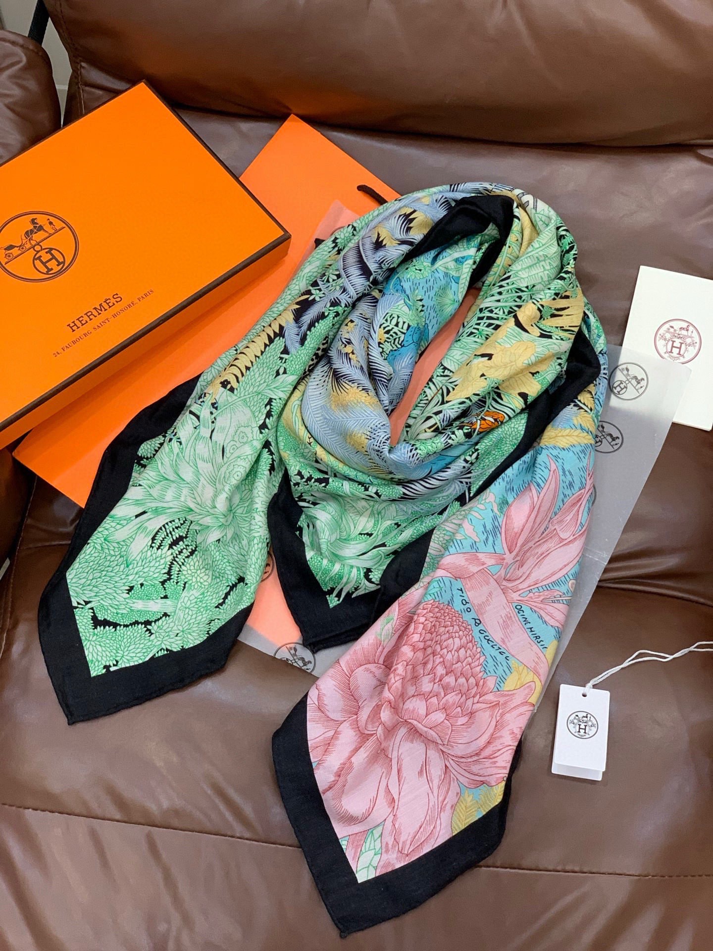 P225 重磅推荐的140顶级丝绒双面异色披肩《回归自然》
披肩尺寸:140*140方巾
70%羊绒30%真丝
这张复杂的手绘作品是“view from the Hills of Los
Angeles”更具体的说是围绕着城市的动物和自然环境。当大家想到洛杉矶的时候,只会记得高楼大厦,完全忘记了这些生活在加州的动物、昆虫、鸟类和其他物种。在这条国巾中,设计师想要突出加州的自然环境,所以弱化了城市建筑。驱逐自然,但它会飞奔回来。隐藏在迷宫般的街道和无处不在的植被中,一群野生动物在蓮慎地注视着这座城市……