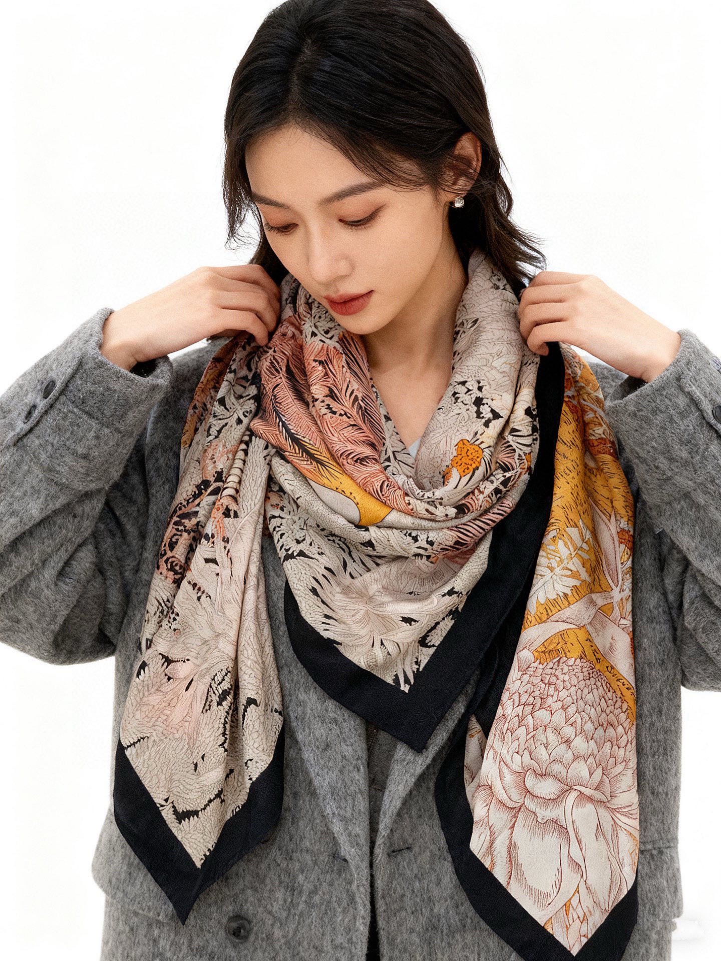 P225 重磅推荐的140顶级丝绒双面异色披肩《回归自然》
披肩尺寸:140*140方巾
70%羊绒30%真丝
这张复杂的手绘作品是“view from the Hills of Los
Angeles”更具体的说是围绕着城市的动物和自然环境。当大家想到洛杉矶的时候,只会记得高楼大厦,完全忘记了这些生活在加州的动物、昆虫、鸟类和其他物种。在这条国巾中,设计师想要突出加州的自然环境,所以弱化了城市建筑。驱逐自然,但它会飞奔回来。隐藏在迷宫般的街道和无处不在的植被中,一群野生动物在蓮慎地注视着这座城市……