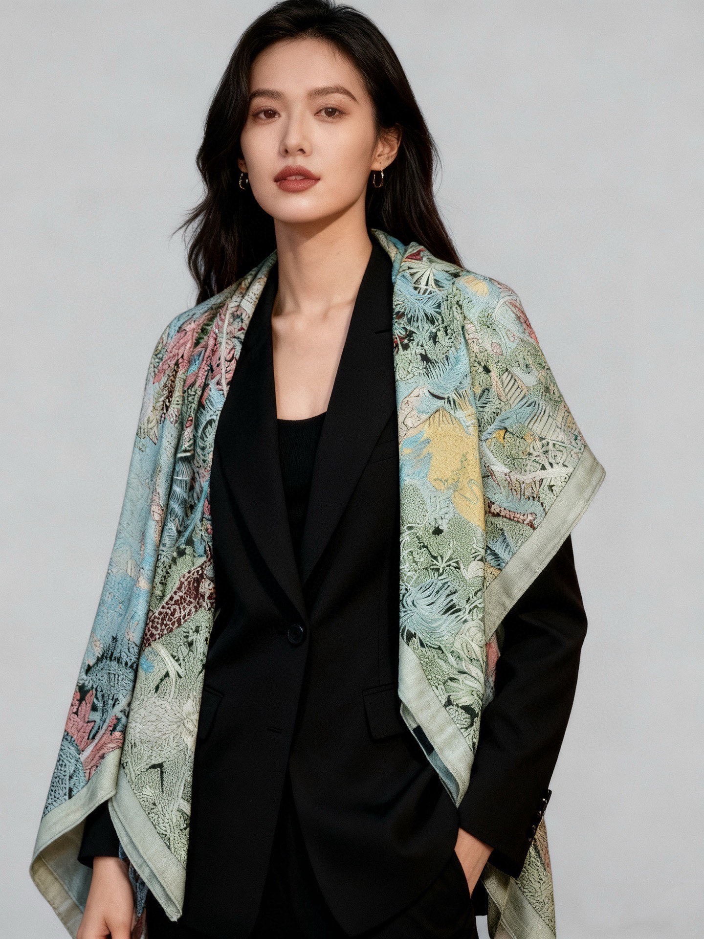 P225 重磅推荐的140顶级丝绒双面异色披肩《回归自然》
披肩尺寸:140*140方巾
70%羊绒30%真丝
这张复杂的手绘作品是“view from the Hills of Los
Angeles”更具体的说是围绕着城市的动物和自然环境。当大家想到洛杉矶的时候,只会记得高楼大厦,完全忘记了这些生活在加州的动物、昆虫、鸟类和其他物种。在这条国巾中,设计师想要突出加州的自然环境,所以弱化了城市建筑。驱逐自然,但它会飞奔回来。隐藏在迷宫般的街道和无处不在的植被中,一群野生动物在蓮慎地注视着这座城市……