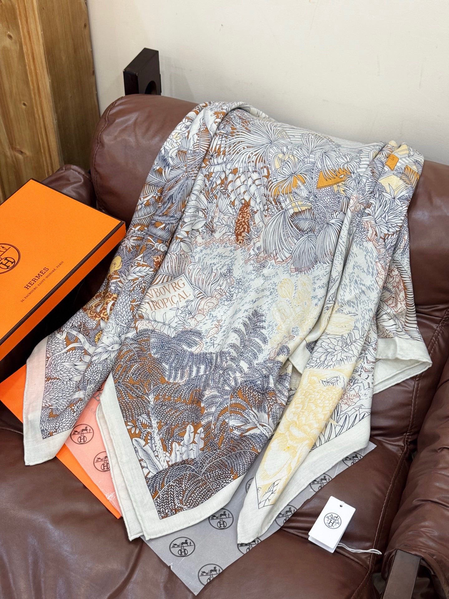 P225 重磅推荐的140顶级丝绒双面异色披肩《回归自然》
披肩尺寸:140*140方巾
70%羊绒30%真丝
这张复杂的手绘作品是“view from the Hills of Los
Angeles”更具体的说是围绕着城市的动物和自然环境。当大家想到洛杉矶的时候,只会记得高楼大厦,完全忘记了这些生活在加州的动物、昆虫、鸟类和其他物种。在这条国巾中,设计师想要突出加州的自然环境,所以弱化了城市建筑。驱逐自然,但它会飞奔回来。隐藏在迷宫般的街道和无处不在的植被中,一群野生动物在蓮慎地注视着这座城市……