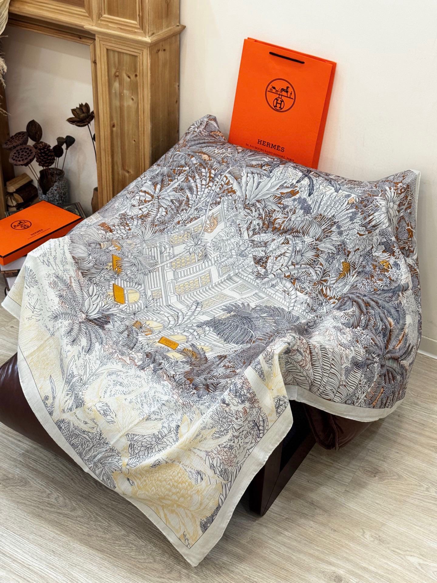 P225 重磅推荐的140顶级丝绒双面异色披肩《回归自然》
披肩尺寸:140*140方巾
70%羊绒30%真丝
这张复杂的手绘作品是“view from the Hills of Los
Angeles”更具体的说是围绕着城市的动物和自然环境。当大家想到洛杉矶的时候,只会记得高楼大厦,完全忘记了这些生活在加州的动物、昆虫、鸟类和其他物种。在这条国巾中,设计师想要突出加州的自然环境,所以弱化了城市建筑。驱逐自然,但它会飞奔回来。隐藏在迷宫般的街道和无处不在的植被中,一群野生动物在蓮慎地注视着这座城市……