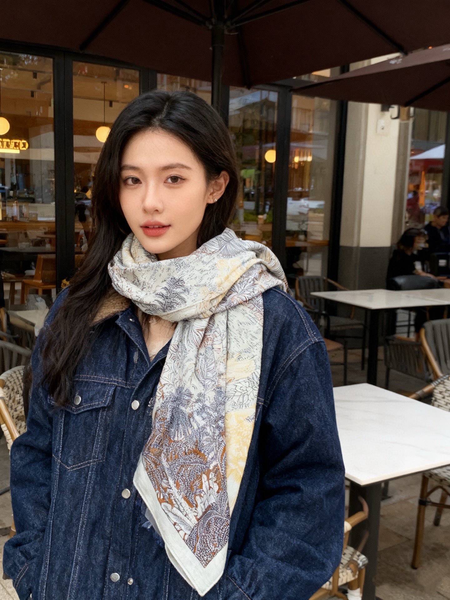 P225 重磅推荐的140顶级丝绒双面异色披肩《回归自然》
披肩尺寸:140*140方巾
70%羊绒30%真丝
这张复杂的手绘作品是“view from the Hills of Los
Angeles”更具体的说是围绕着城市的动物和自然环境。当大家想到洛杉矶的时候,只会记得高楼大厦,完全忘记了这些生活在加州的动物、昆虫、鸟类和其他物种。在这条国巾中,设计师想要突出加州的自然环境,所以弱化了城市建筑。驱逐自然,但它会飞奔回来。隐藏在迷宫般的街道和无处不在的植被中,一群野生动物在蓮慎地注视着这座城市……