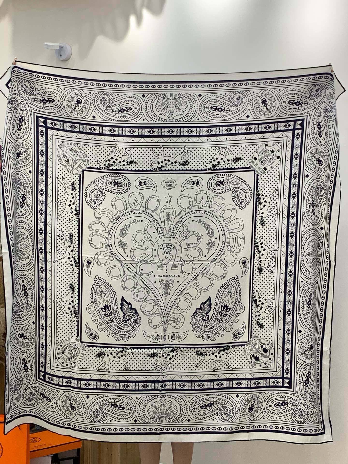 ✨✨【双面同色 丝毛款】H家羊绒新款 买了都说好看‼️推荐💕【爱心骏马 140】羊绒方巾‼️H家ZG爆款