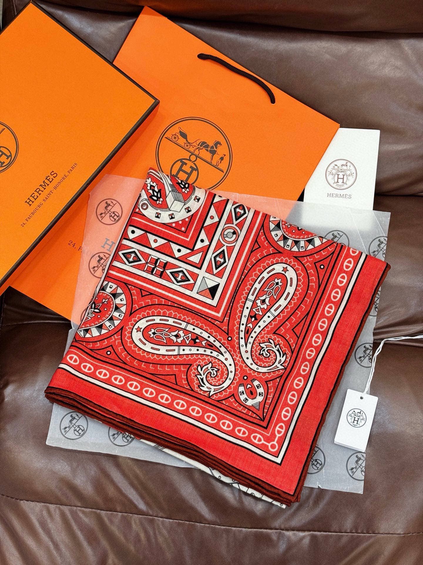 ✨✨【双面同色 丝毛款】H家羊绒新款 买了都说好看‼️推荐💕【爱心骏马 140】羊绒方巾‼️H家ZG爆款