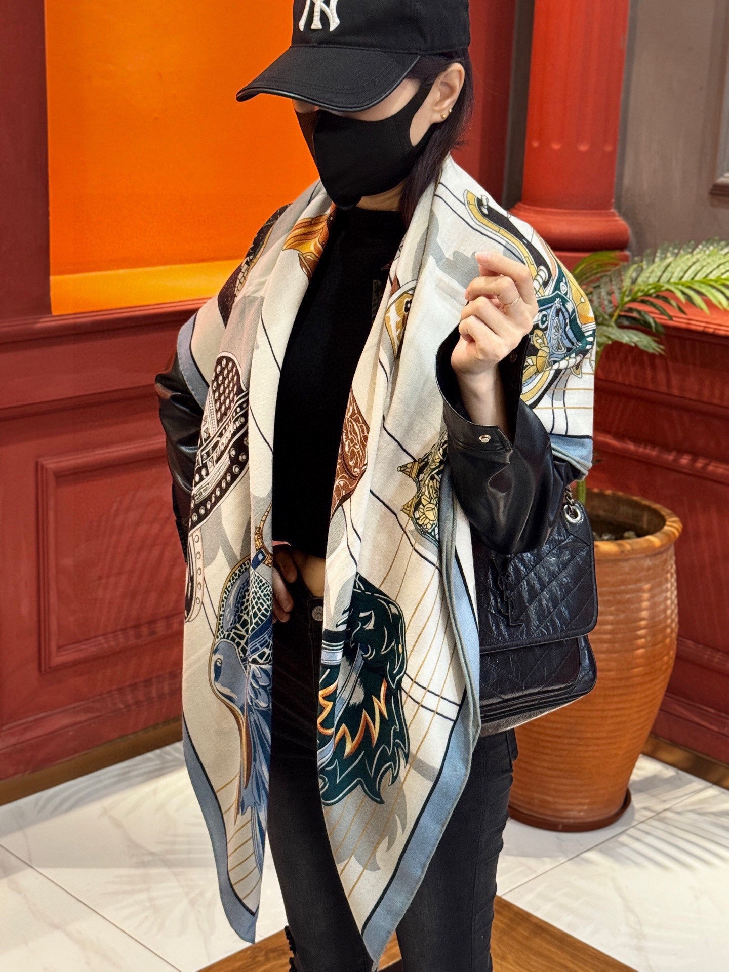 “鞍上世界”140丝绒方巾双面同色手工卷边丝绒方巾（30%真丝70%羊绒）这款披肩的经典单品展现强大而迷