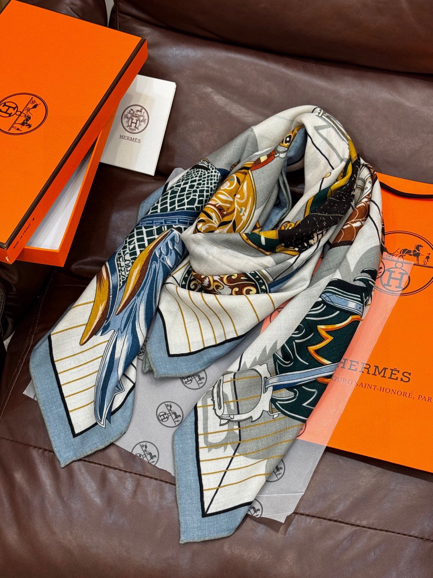 “鞍上世界”140丝绒方巾双面同色手工卷边丝绒方巾（30%真丝70%羊绒）这款披肩的经典单品展现强大而迷