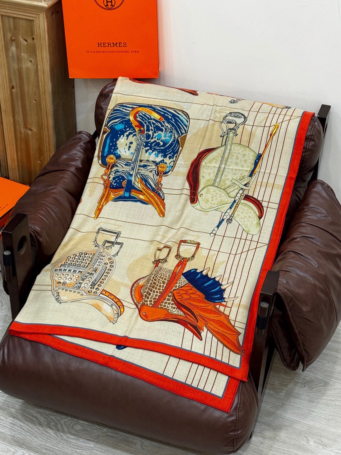 “鞍上世界”140丝绒方巾双面同色手工卷边丝绒方巾（30%真丝70%羊绒）这款披肩的经典单品展现强大而迷