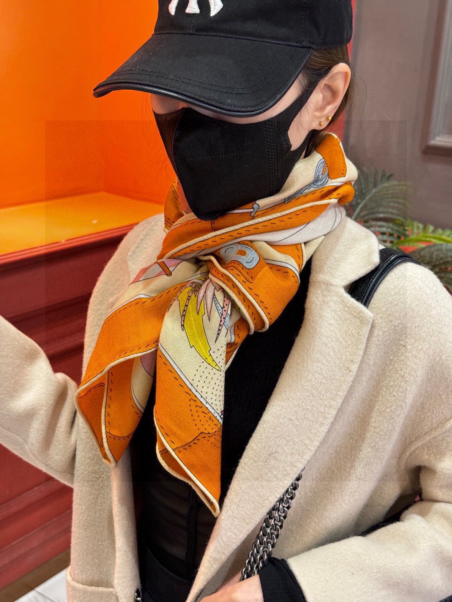 P225
上新❤️。【手提行李】
上新中~
这款“手提行李”的款式花色也还是比较经典的颜色色也很秋冬。
创作渊源
从委内瑞拉、墨西哥到法国,罗莎•玛丽亚 •温达 苏基 (Rosa Maria Unda Souki) 将一身家当装进行李箱,每件都是心爱至宝:鞋履、彩色粉笔、彩色铅筆、耳环,以及一管管颜料。她随身带着几本诗集和一张地铁票,这张票酷似她童年时在加拉加斯使用的地铁票。自由不羁的花草、各式羽毛和一只风筝从这私密的情境中逐一浮现。当然.她还怀揣着无尽的梦想。
这款爱马仕的经典单品展现强大而迷人的女性魅力精髓。诠释无限的情感和自由,以别样方式书写个性叙事。
法国制造。
设计师 罗莎 •玛丽亚 •温达 •苏基 (Rosa Maria
Unda Souki)