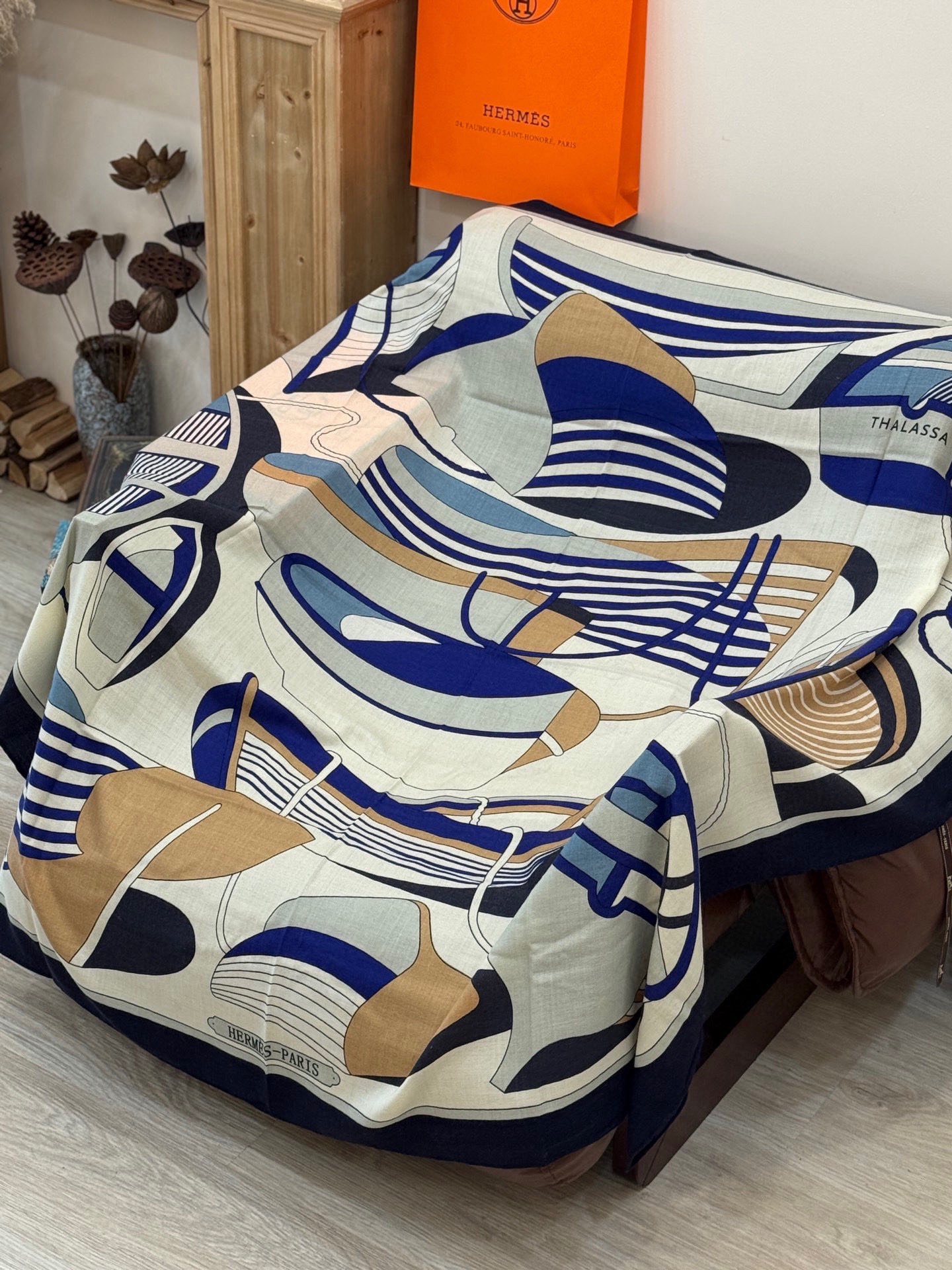 💟2025年早秋上新💞【双面同色丝绒方巾】手工卷边山羊绒和真丝混纺披肩（70%山羊绒，30%桑蚕丝）这款