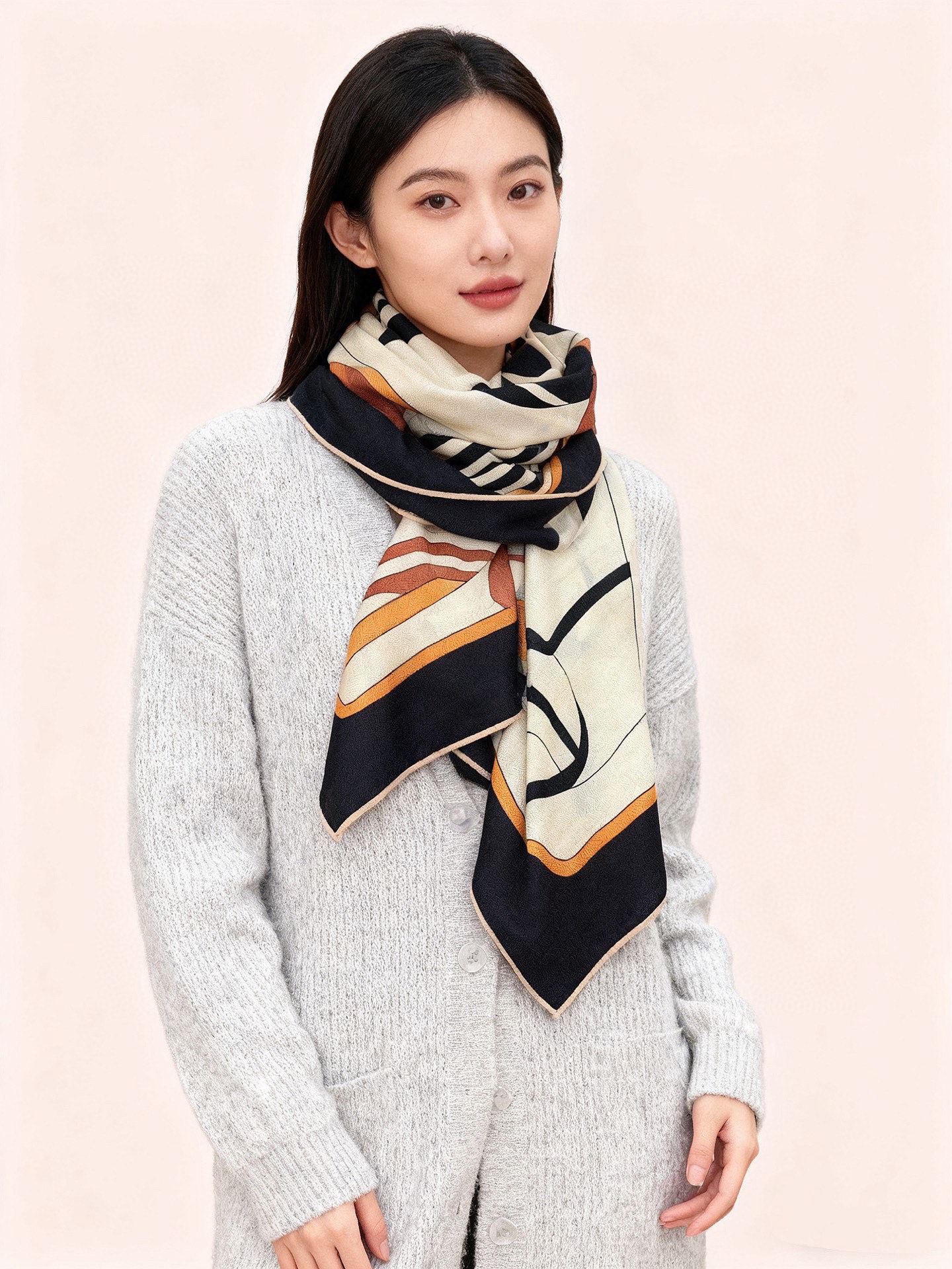 💟2025年早秋上新💞【双面同色丝绒方巾】手工卷边山羊绒和真丝混纺披肩（70%山羊绒，30%桑蚕丝）这款