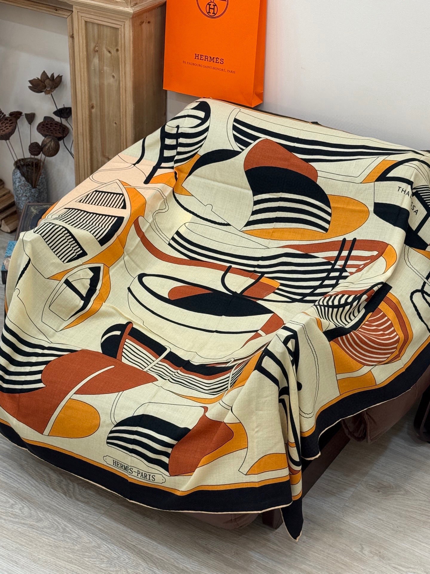 💟2025年早秋上新💞【双面同色丝绒方巾】手工卷边山羊绒和真丝混纺披肩（70%山羊绒，30%桑蚕丝）这款