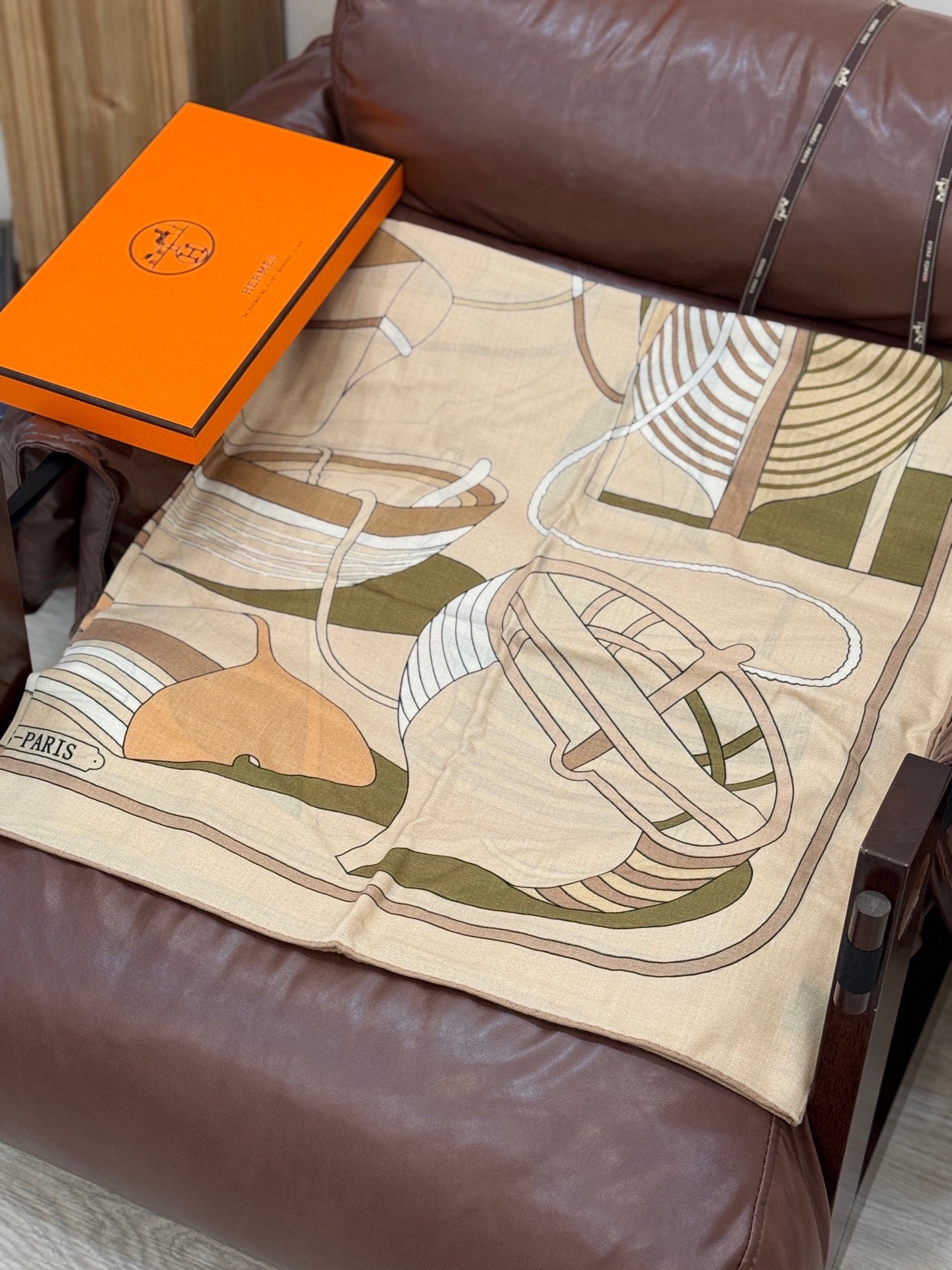 💟2025年早秋上新💞【双面同色丝绒方巾】手工卷边山羊绒和真丝混纺披肩（70%山羊绒，30%桑蚕丝）这款