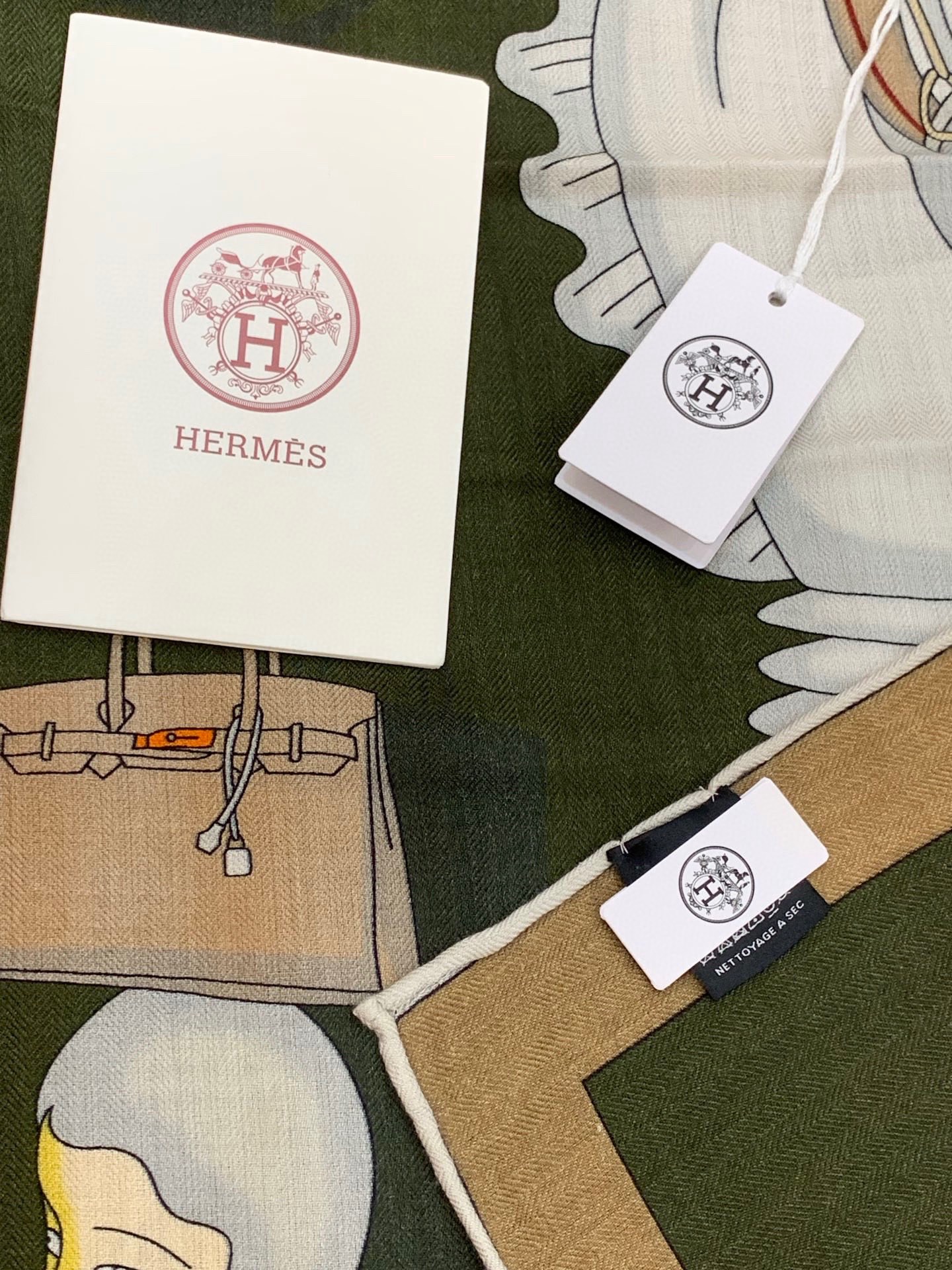 羊绒新款🆕👏👏买了都说好看‼️推荐💕爱马仕双面同色羊绒方巾【双面同色140】，顶级工艺超值‼️爱马仕专柜