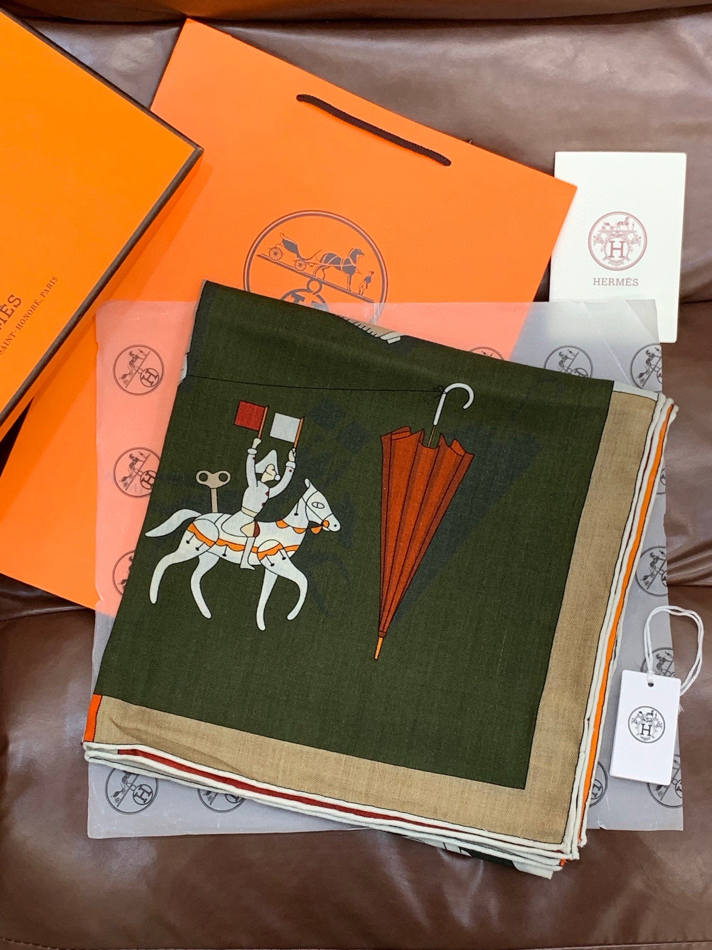 羊绒新款🆕👏👏买了都说好看‼️推荐💕爱马仕双面同色羊绒方巾【双面同色140】，顶级工艺超值‼️爱马仕专柜