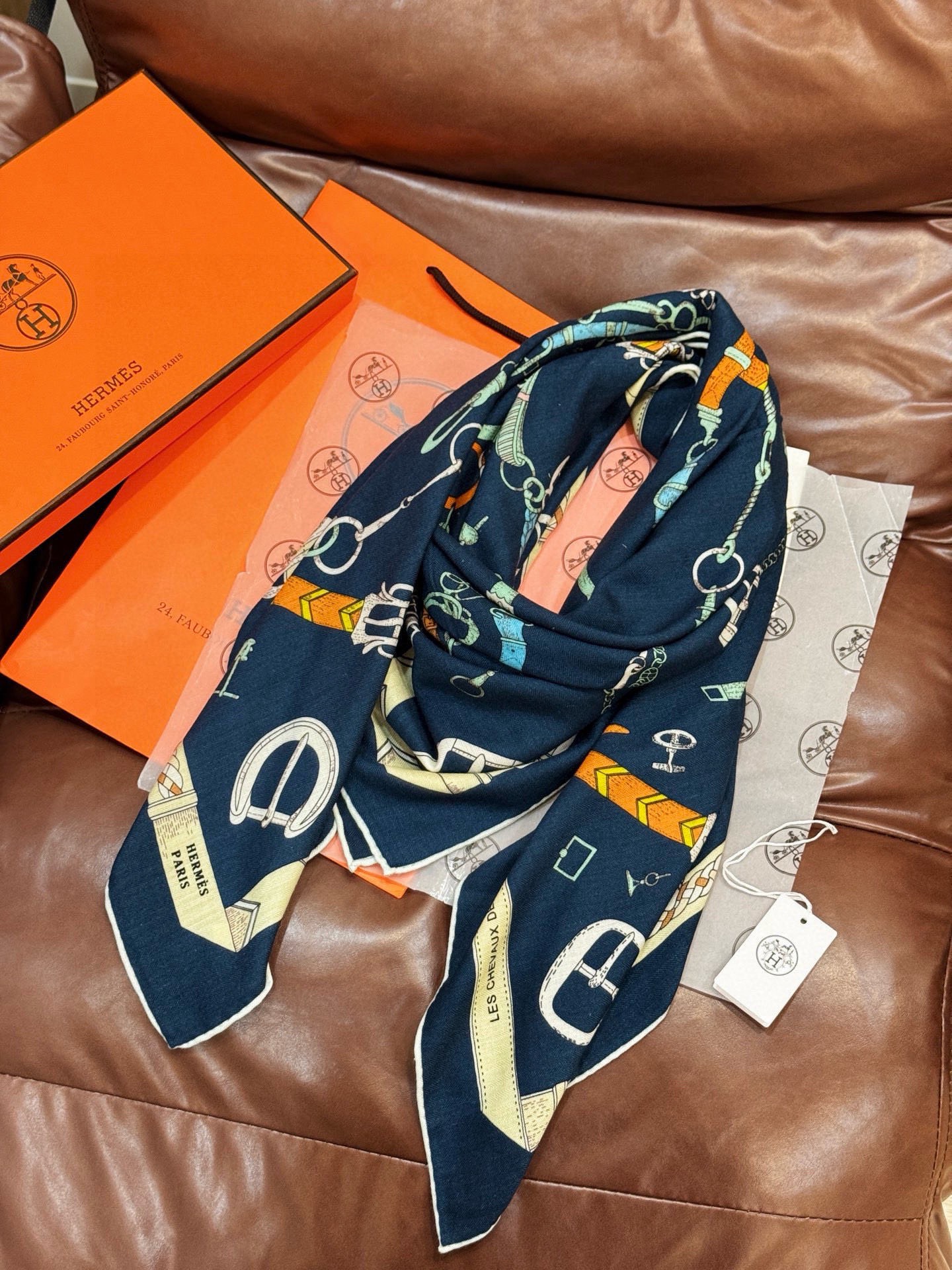 羊绒新款🆕👏👏买了都说好看‼️推荐💕爱马仕双面同色羊绒方巾【跃动的马儿双面同色140】，顶级工艺超值‼️