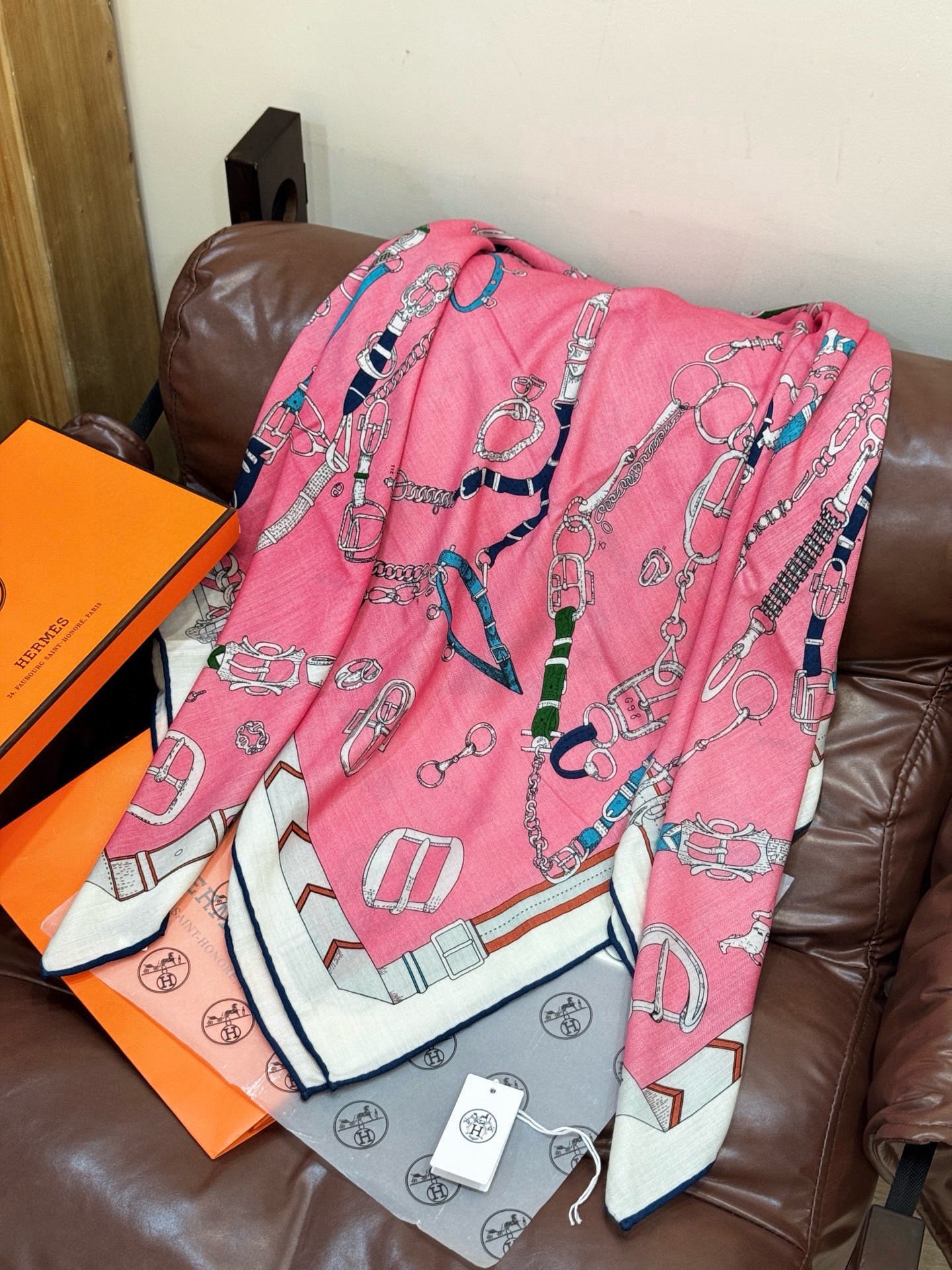 羊绒新款🆕👏👏买了都说好看‼️推荐💕爱马仕双面同色羊绒方巾【跃动的马儿双面同色140】，顶级工艺超值‼️