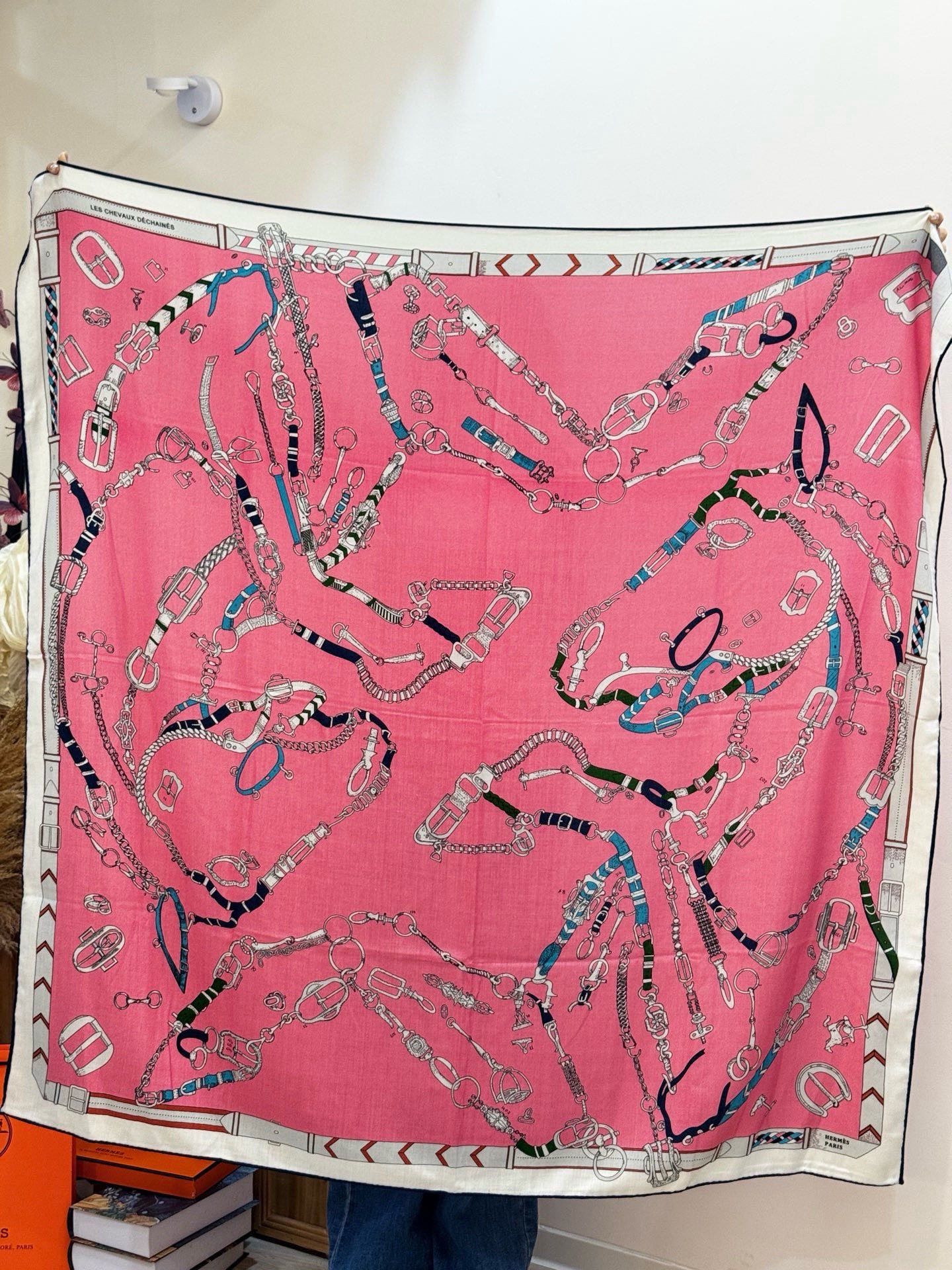 羊绒新款🆕👏👏买了都说好看‼️推荐💕爱马仕双面同色羊绒方巾【跃动的马儿双面同色140】，顶级工艺超值‼️