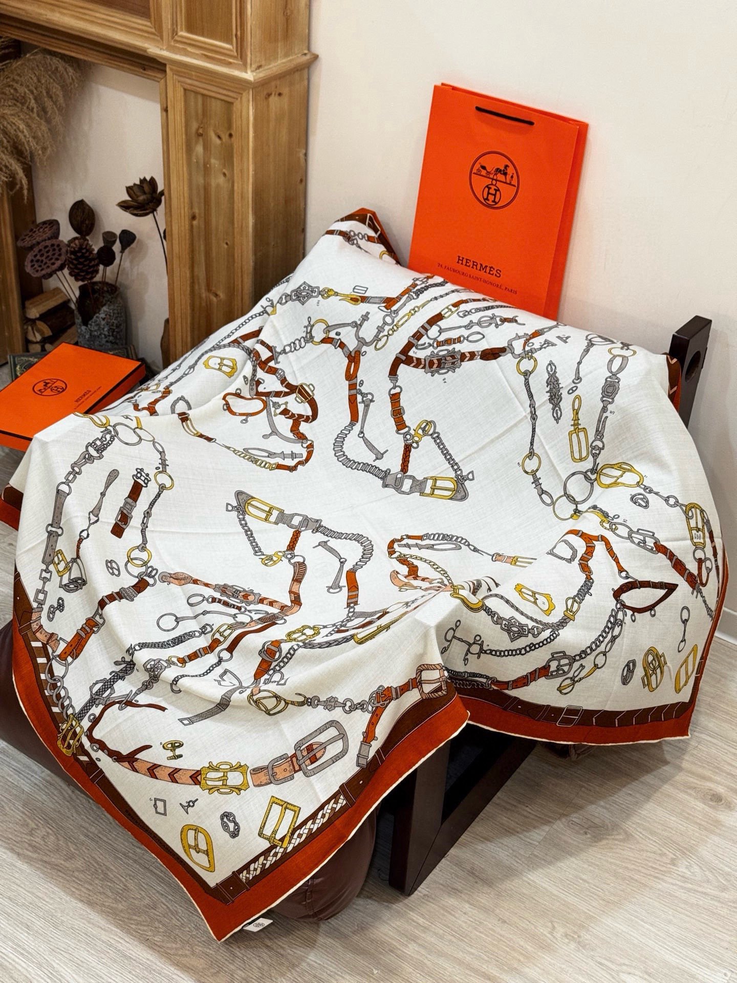 羊绒新款🆕👏👏买了都说好看‼️推荐💕爱马仕双面同色羊绒方巾【跃动的马儿双面同色140】，顶级工艺超值‼️