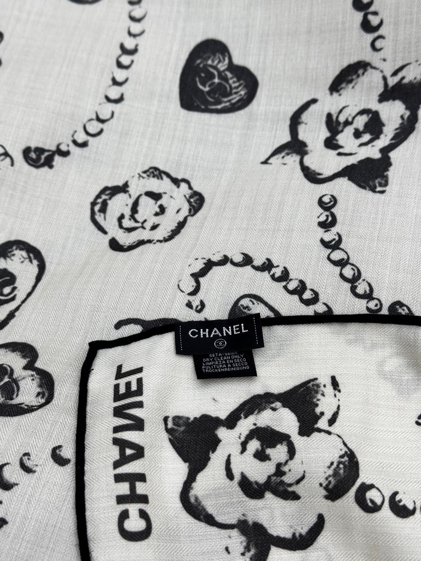 Chanel ~25秋冬新品～【爱心珍珠四叶草】【140双面丝绒披肩】手工卷边丝绒方巾（30%桑蚕丝70