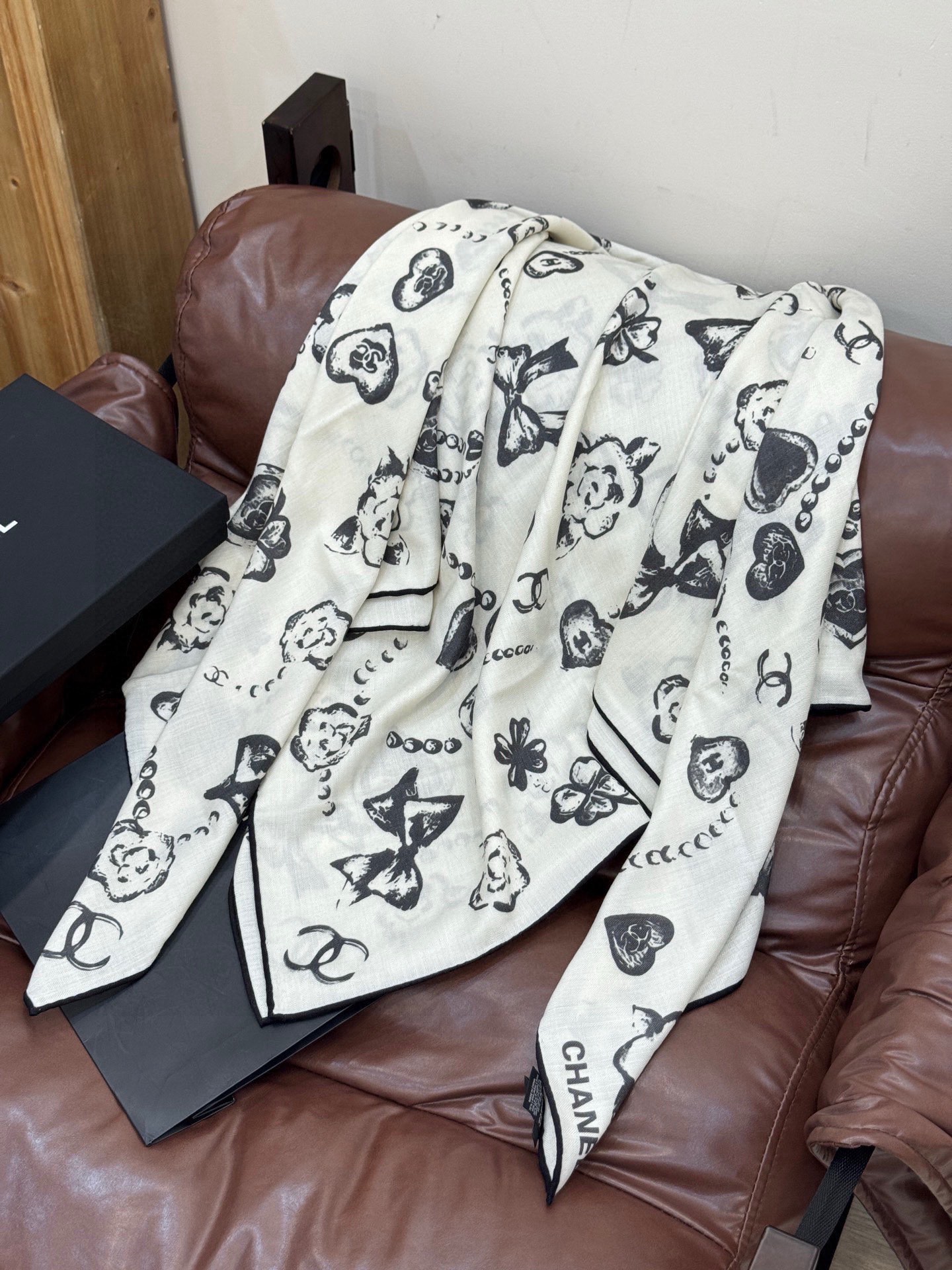 Chanel ~25秋冬新品～【爱心珍珠四叶草】【140双面丝绒披肩】手工卷边丝绒方巾（30%桑蚕丝70