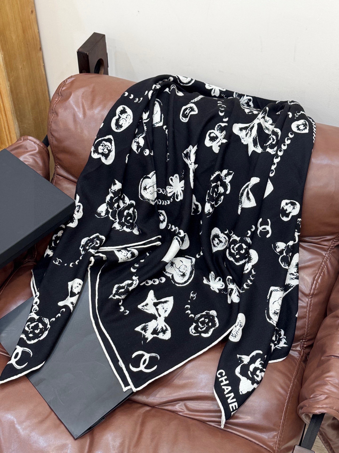 Chanel ~25秋冬新品～【爱心珍珠四叶草】【140双面丝绒披肩】手工卷边丝绒方巾（30%桑蚕丝70