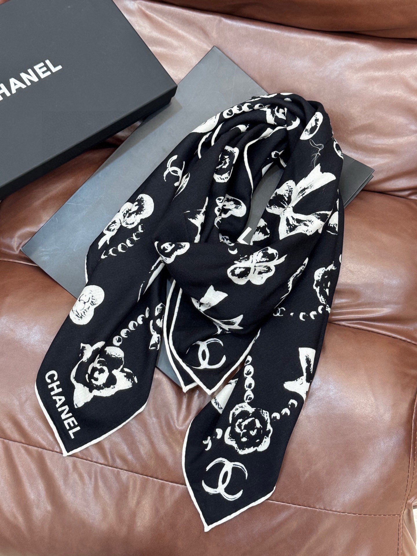 Chanel ~25秋冬新品～【爱心珍珠四叶草】【140双面丝绒披肩】手工卷边丝绒方巾（30%桑蚕丝70