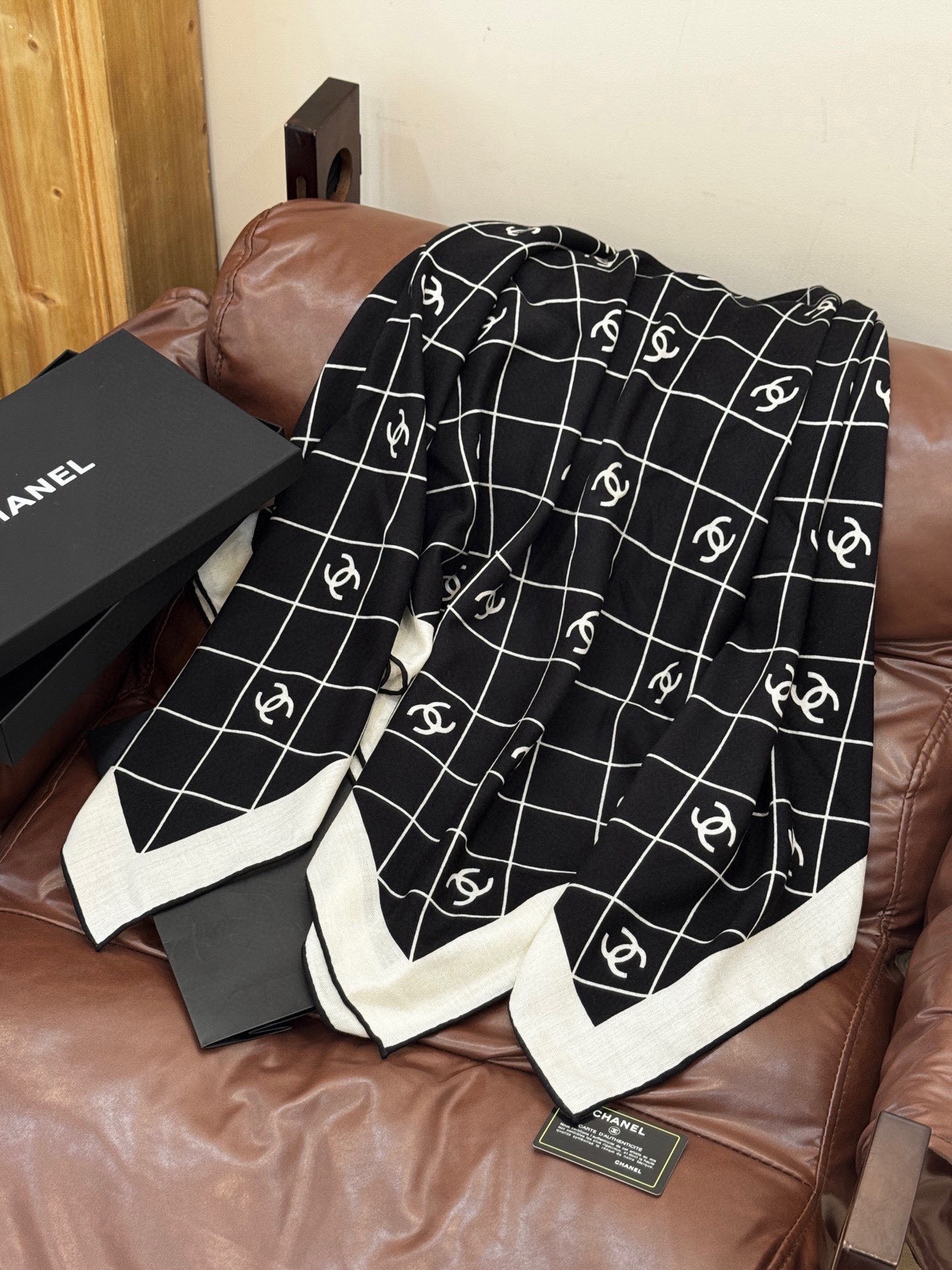 【升级双面同色 加密面料】 上新❤️ 140*140台版印花 黑白二色 高级都市新贵！山茶花的再一次邂逅