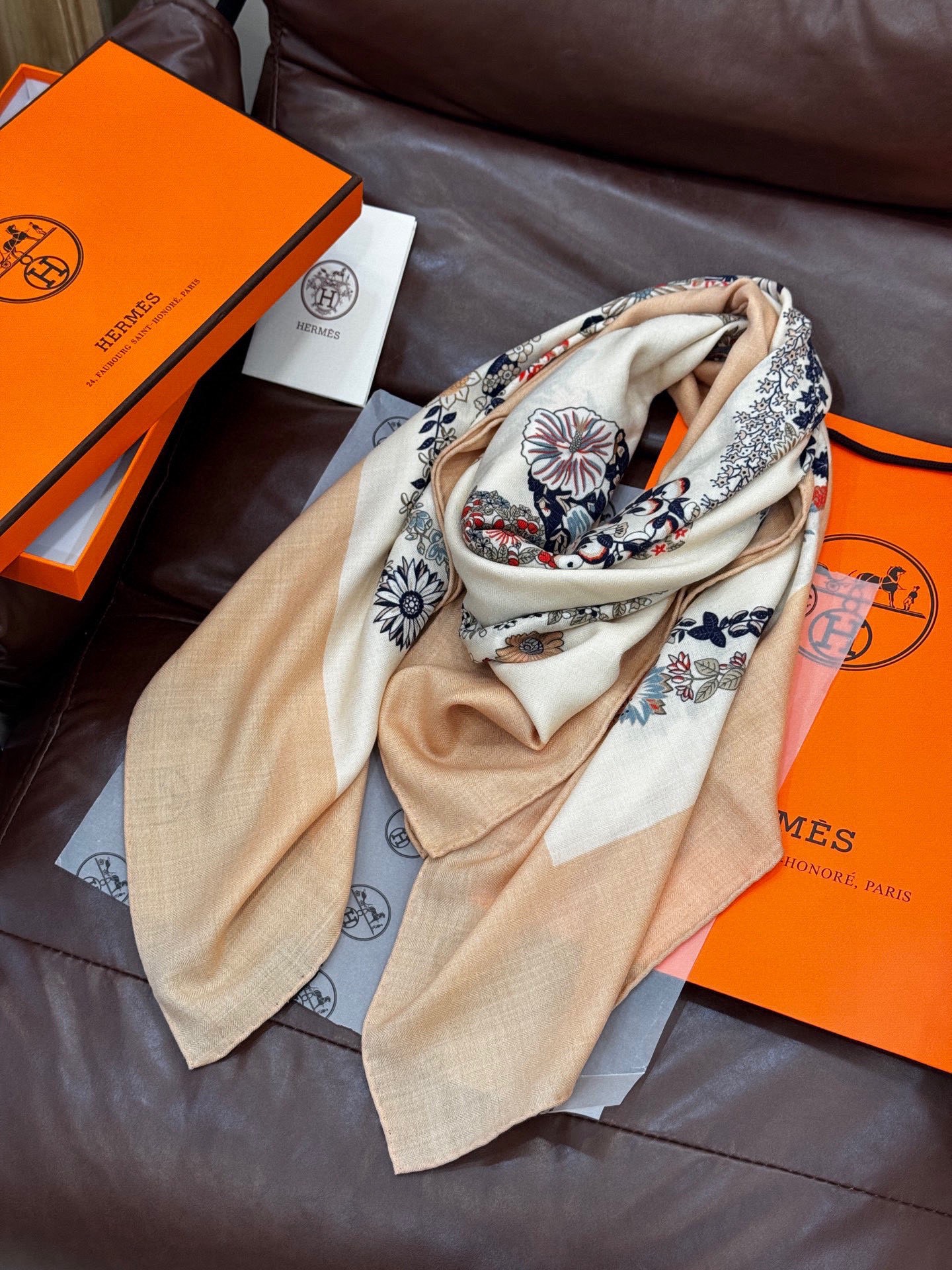 “华丽的缰辔花卉版”140丝绒方巾【140顶级丝绒双面同色披肩】手工卷边丝绒方巾（30%真丝70%羊绒）