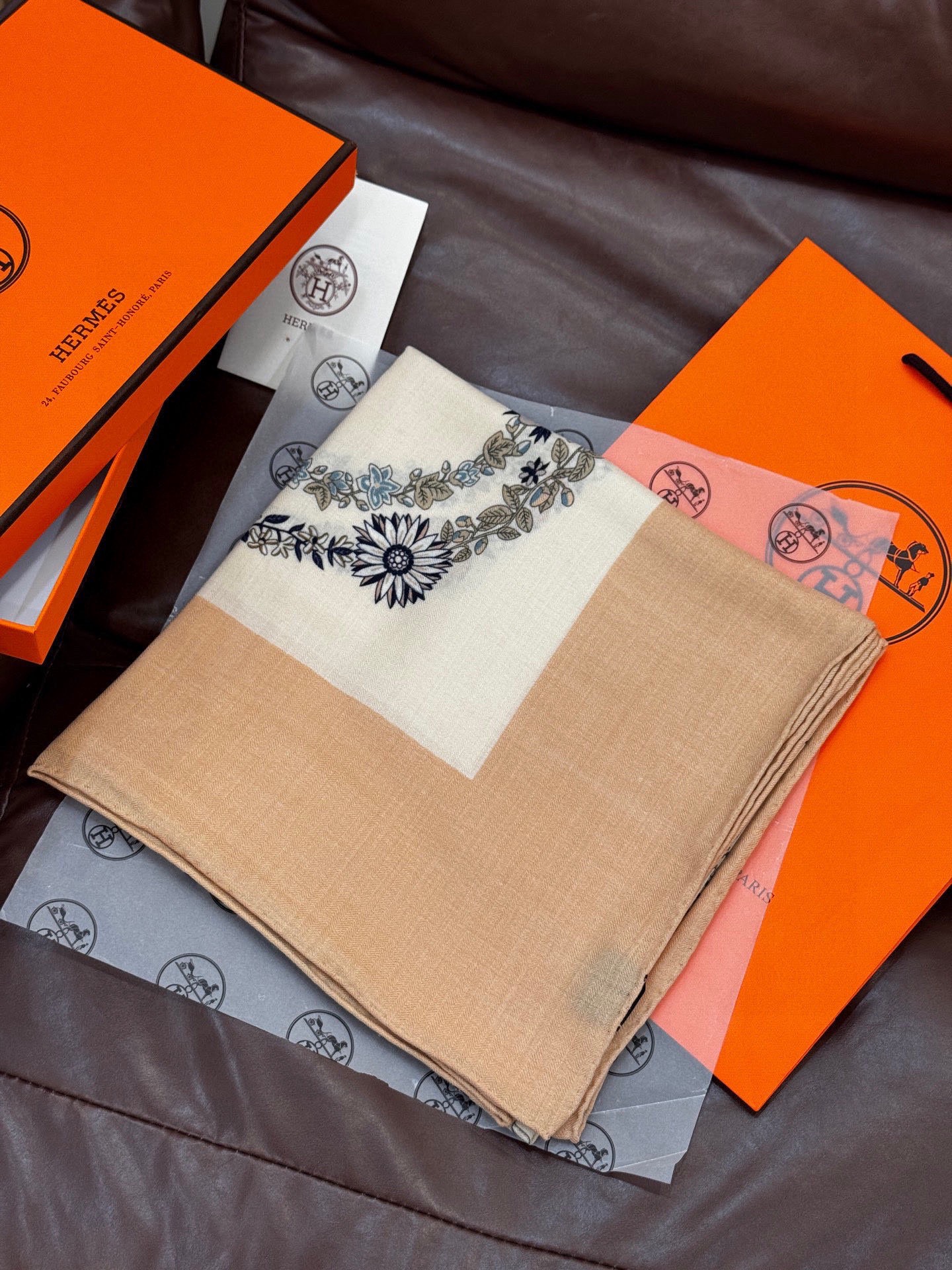 “华丽的缰辔花卉版”140丝绒方巾【140顶级丝绒双面同色披肩】手工卷边丝绒方巾（30%真丝70%羊绒）