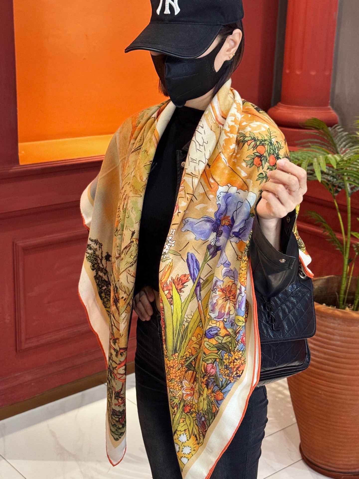 140双面丝绒披肩… LV手工卷边丝绒方巾（30%桑蚕丝70%羊绒）这款经典单品展现强大而迷人的女性魅力