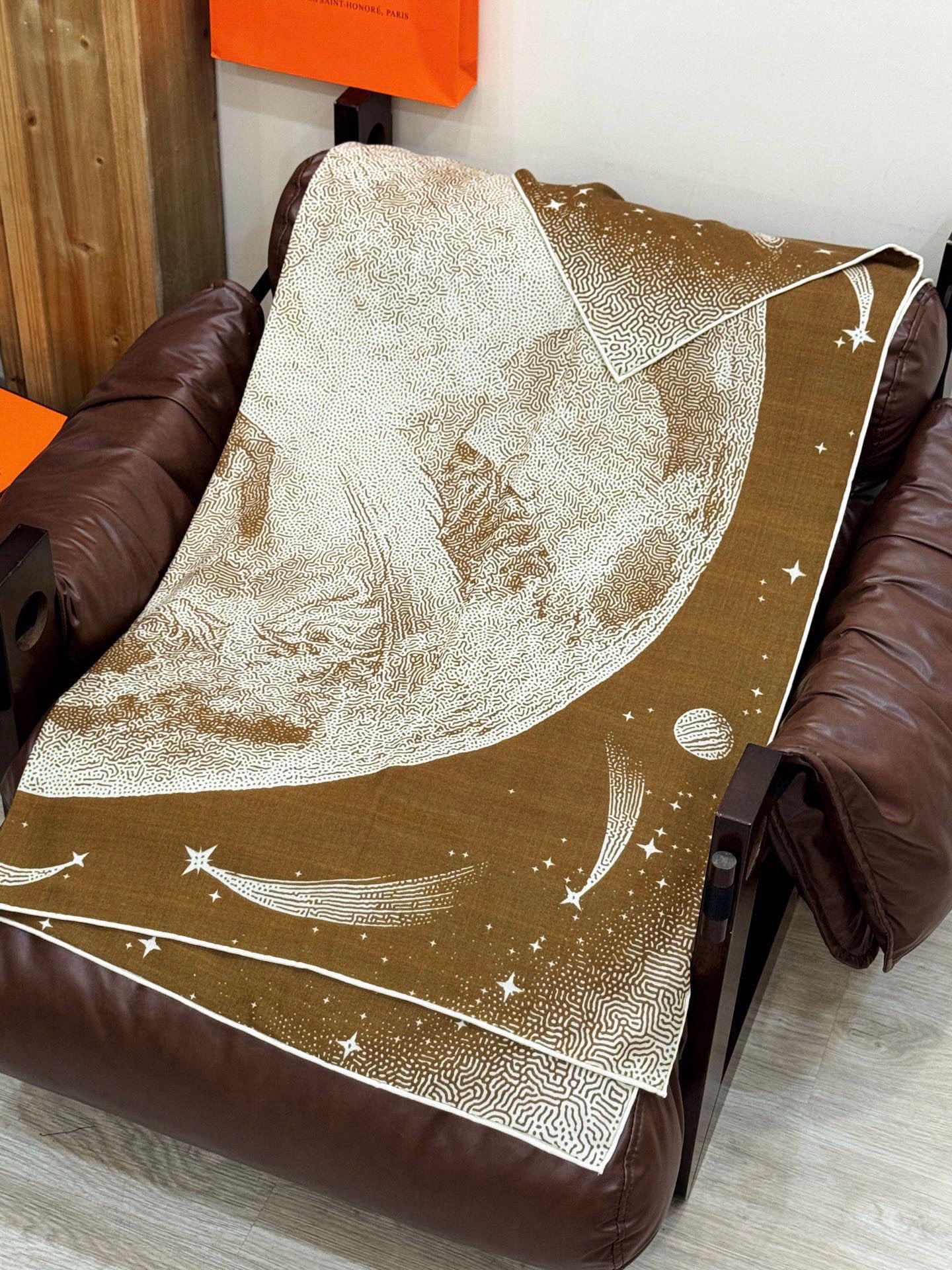 HERMES爱马仕新款|月光飞马Clair de Lune羊绒和真丝披肩，手工卷边(70%羊绒，30%真