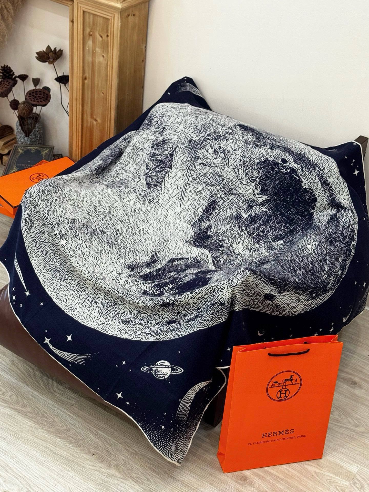 HERMES爱马仕新款|月光飞马Clair de Lune羊绒和真丝披肩，手工卷边(70%羊绒，30%真