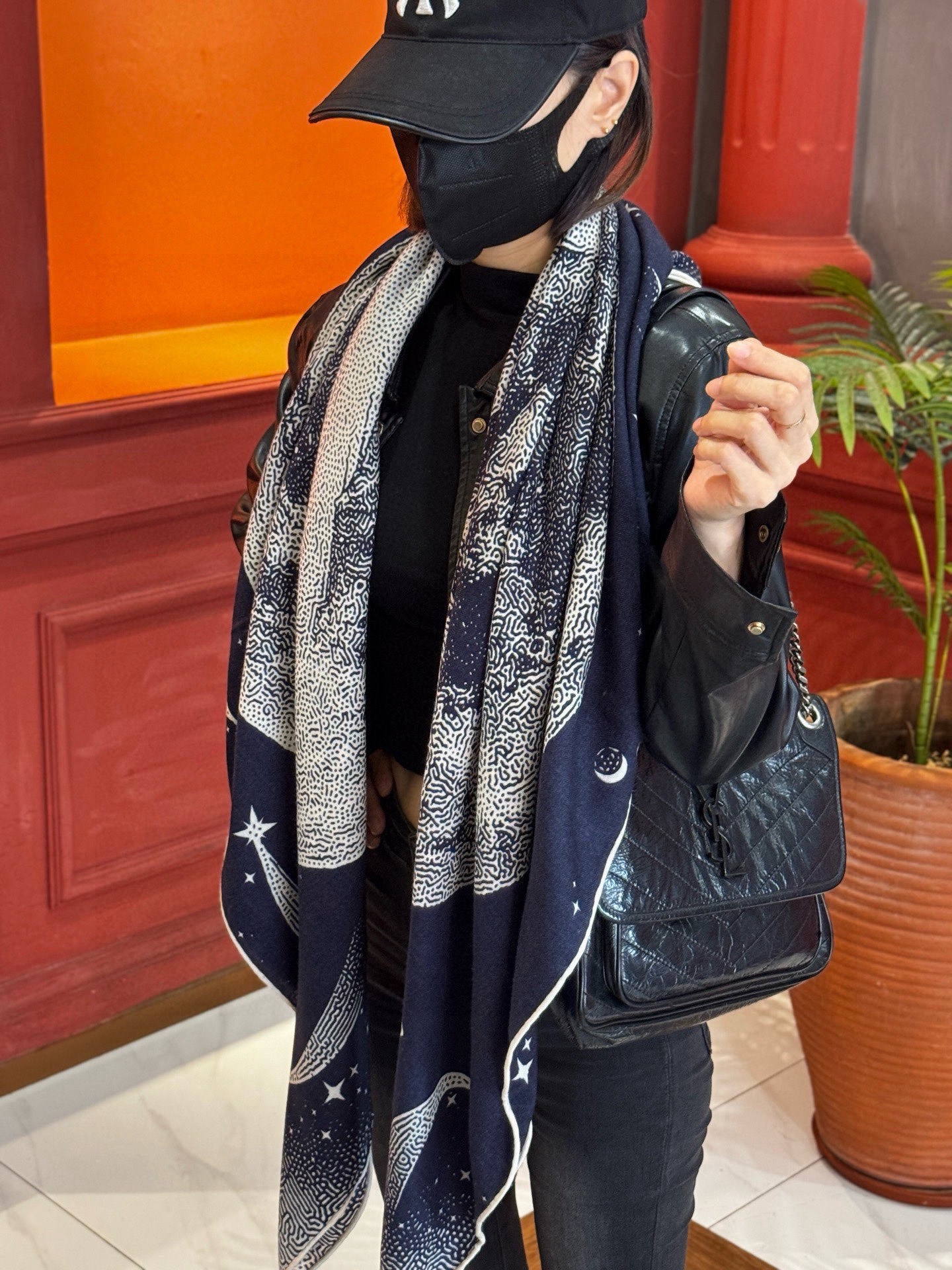 P225 HERMES爱马仕新款|月光飞马Clair de Lune羊绒和真丝披肩，手工卷边(70%羊绒，30%真丝)。140×140cm（含卷边）
这款披肩采用我们标志性的羊绒和丝绸材质印花，柔软、轻盈且易于穿着。寒冷的日子或凉爽的夜晚的理想伴侣!法国制造
由迪米特里·雷巴尔琴科设计