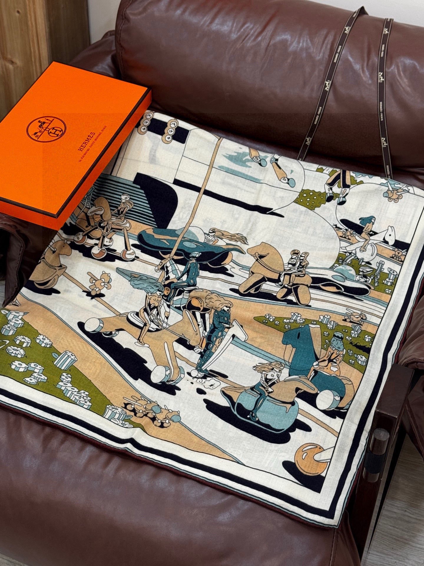 H，目前最热门的 “超现实爱马仕枢纽” 风靡全宇宙，听名字就充斥着未来空间♥️艺术品一样的存在，会绝版的