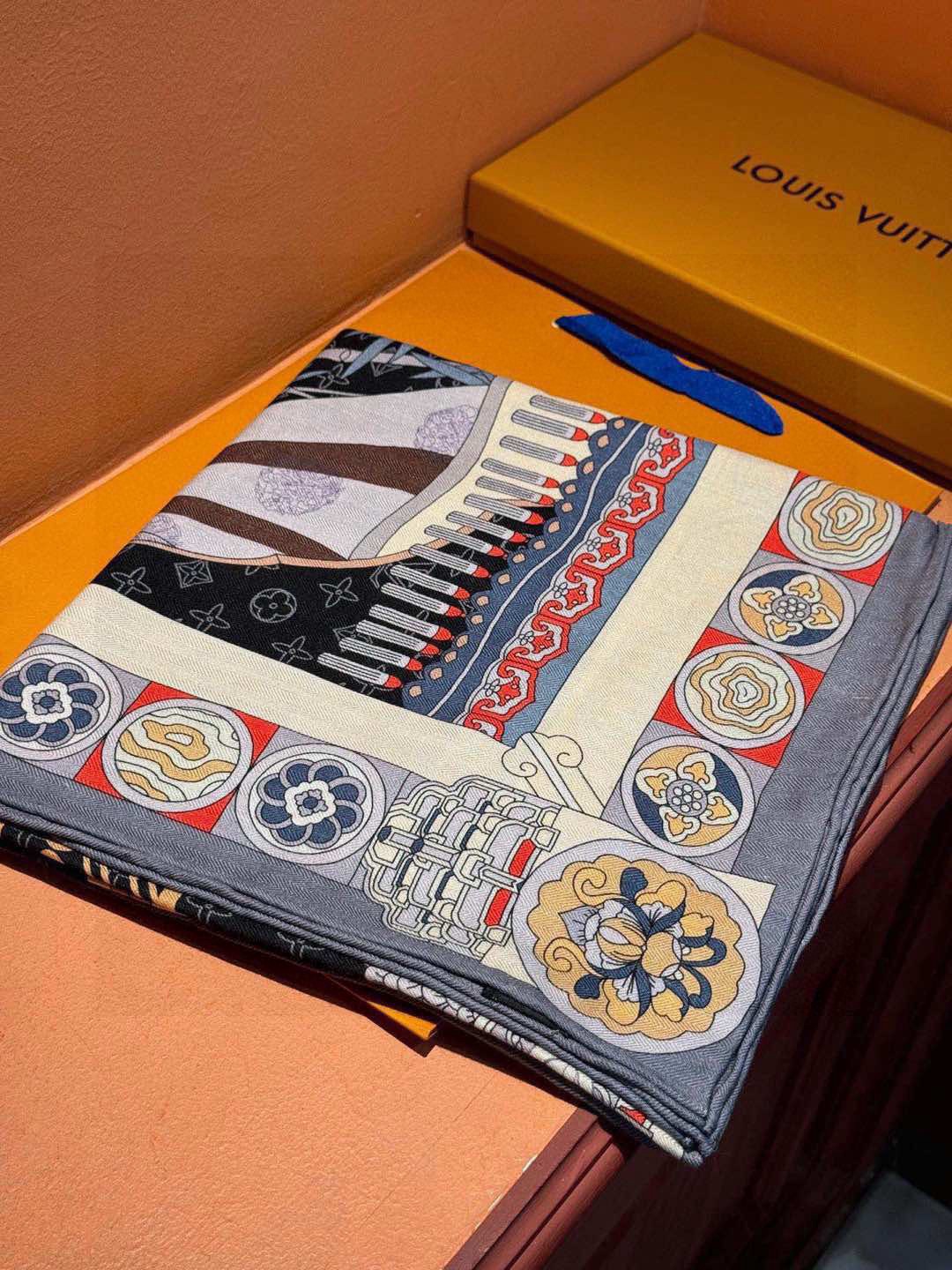 P225 羊绒方巾😍真心赞👍本款Malles Merveilleuses驴家羊绒方巾，以满溢艺术气息的设计诠释19世纪末广告海报的灵感启发，向路易威登悠久历史致敬。各色硬箱与旅行贴纸点缀 Monogram 图案背景，彰显品牌对考究细节的专注。典雅构型释放考究韵致。强烈推荐手慢无‼️价格真心好，这个size不大不小特别好搭配，品质超级好‼️拿到手就会懂的高端品质，高端细节所见即所得😘重磅巨献‼️VIP客户必入推荐‼️140*140cm👑100%羊绒方巾