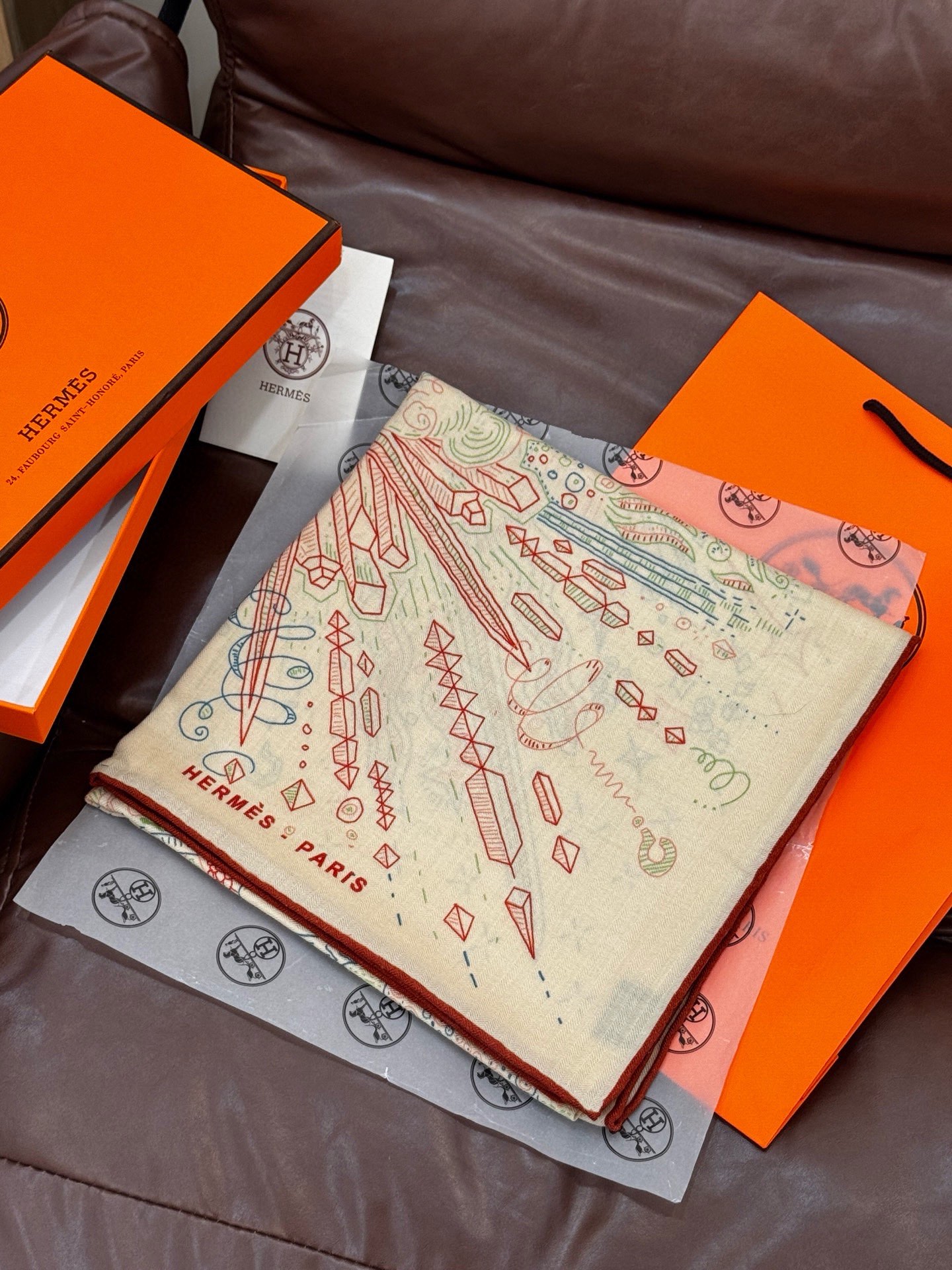 “正在接通中”140丝毛方巾【140顶级丝毛双面同色印花】手工卷边丝毛方巾（30%真丝70%羊毛）这款丝