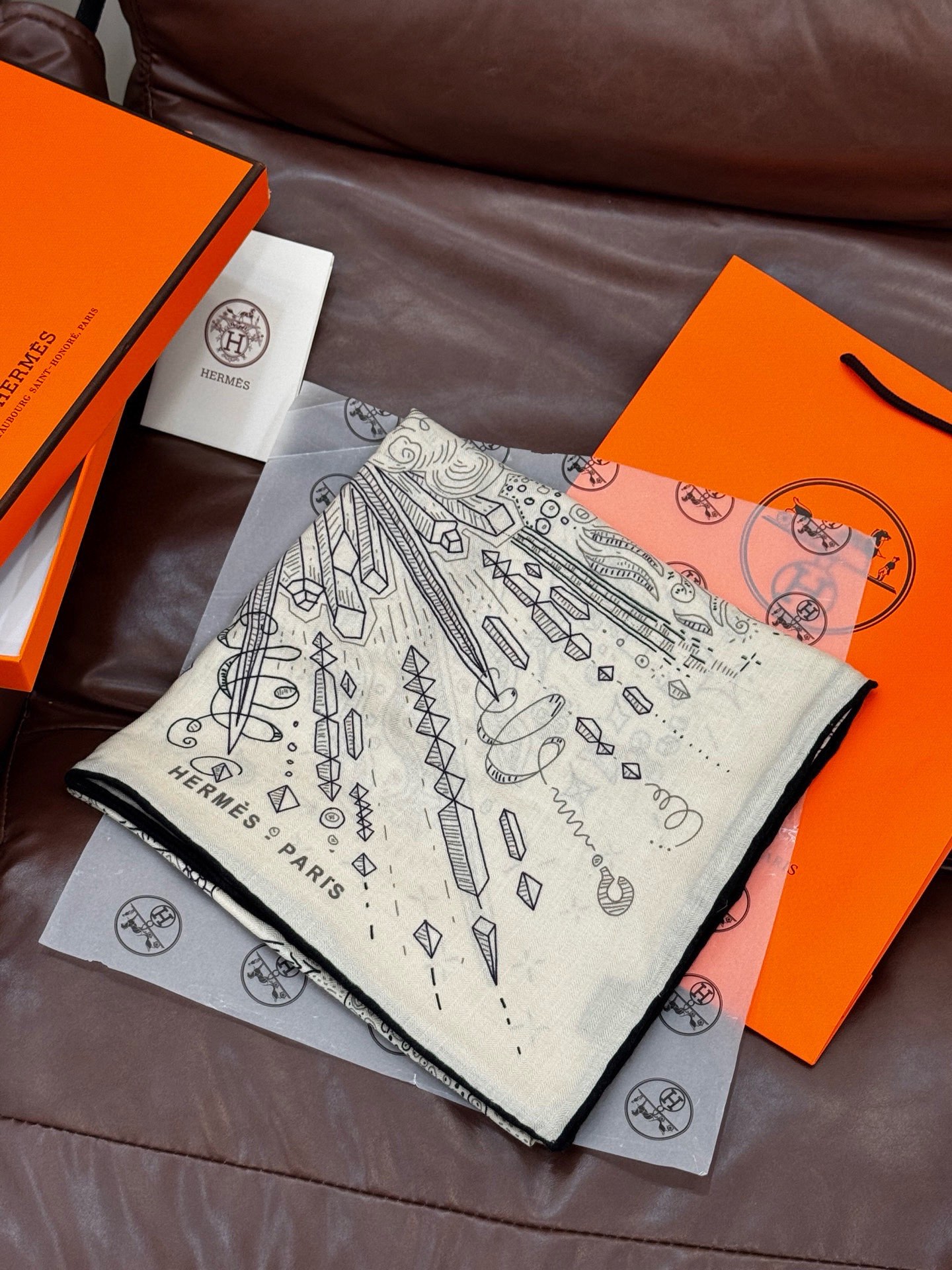 “正在接通中”140丝毛方巾【140顶级丝毛双面同色印花】手工卷边丝毛方巾（30%真丝70%羊毛）这款丝