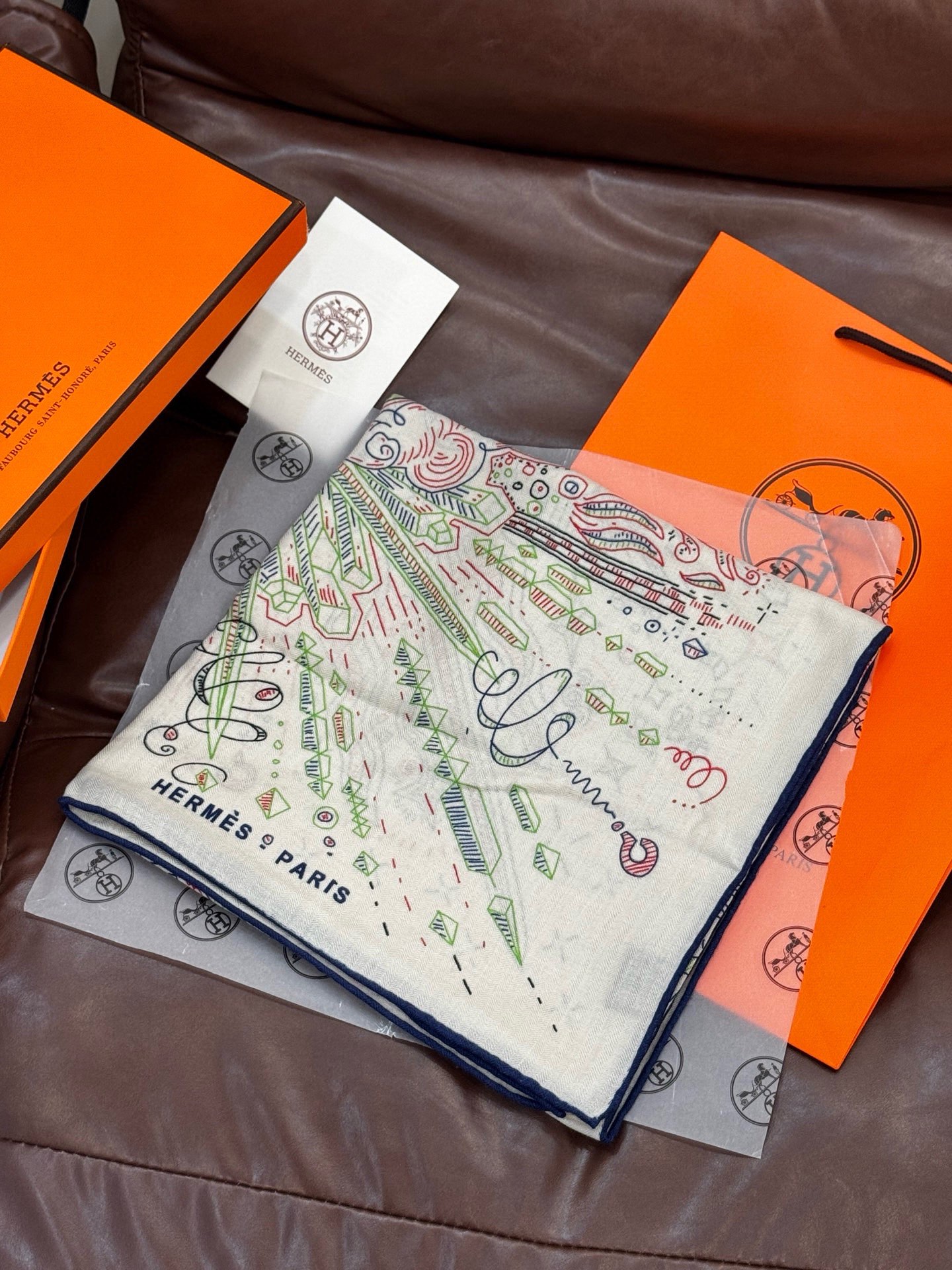 “正在接通中”140丝毛方巾【140顶级丝毛双面同色印花】手工卷边丝毛方巾（30%真丝70%羊毛）这款丝