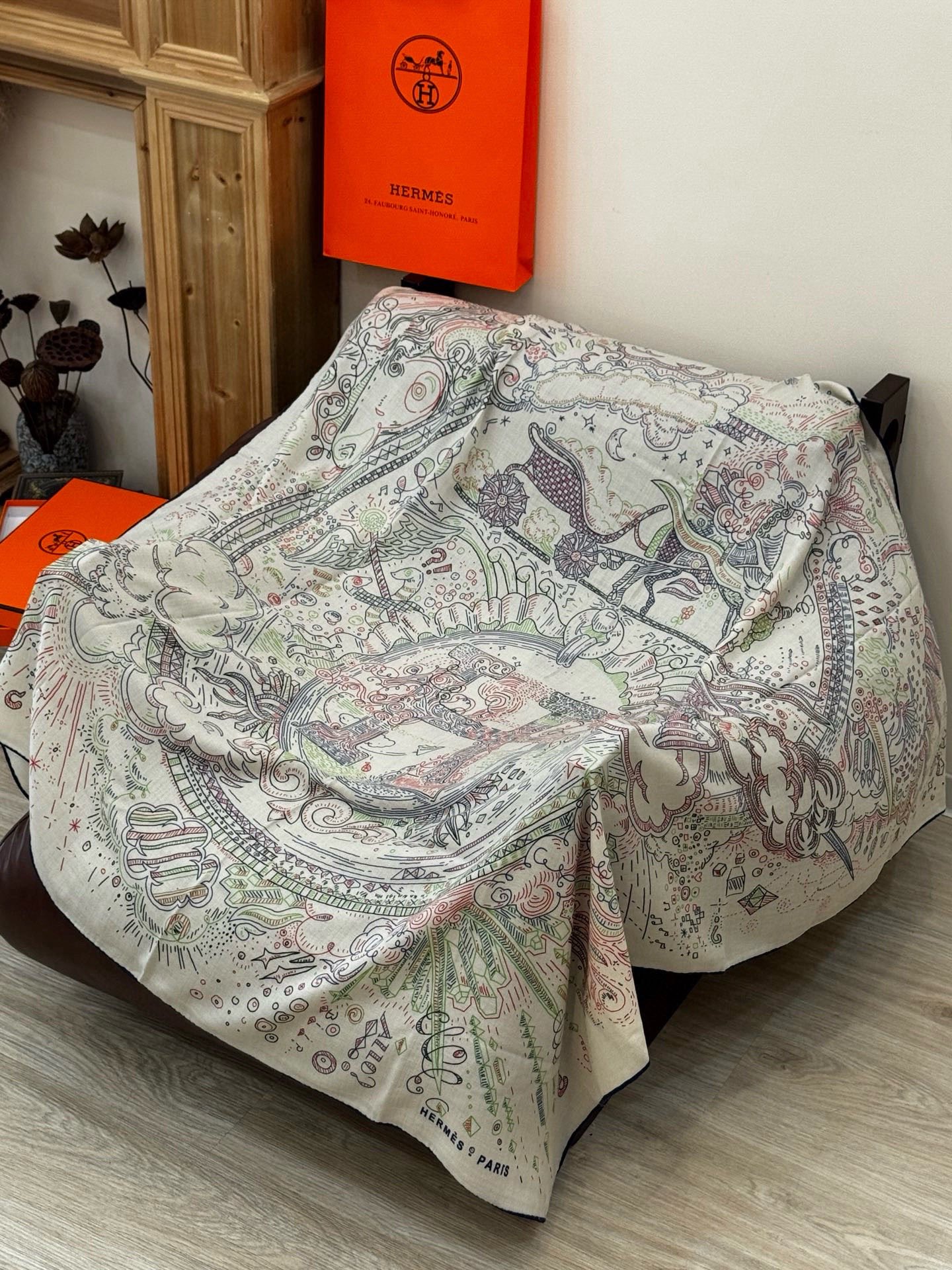 “正在接通中”140丝毛方巾【140顶级丝毛双面同色印花】手工卷边丝毛方巾（30%真丝70%羊毛）这款丝